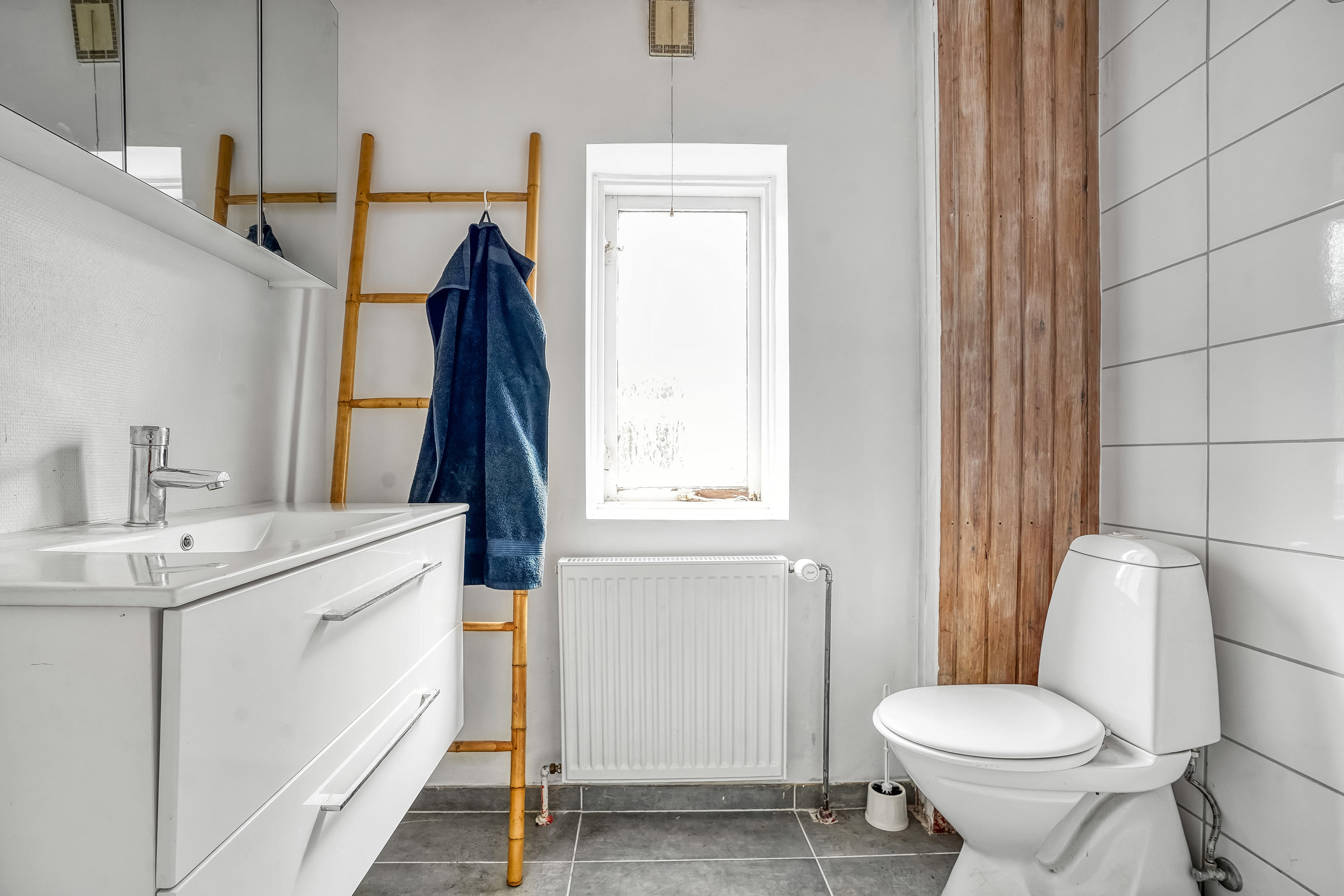 Fremhævet toilet billede i fuldskærmstilstand. Billede af Allégade 53, 5000 Odense C