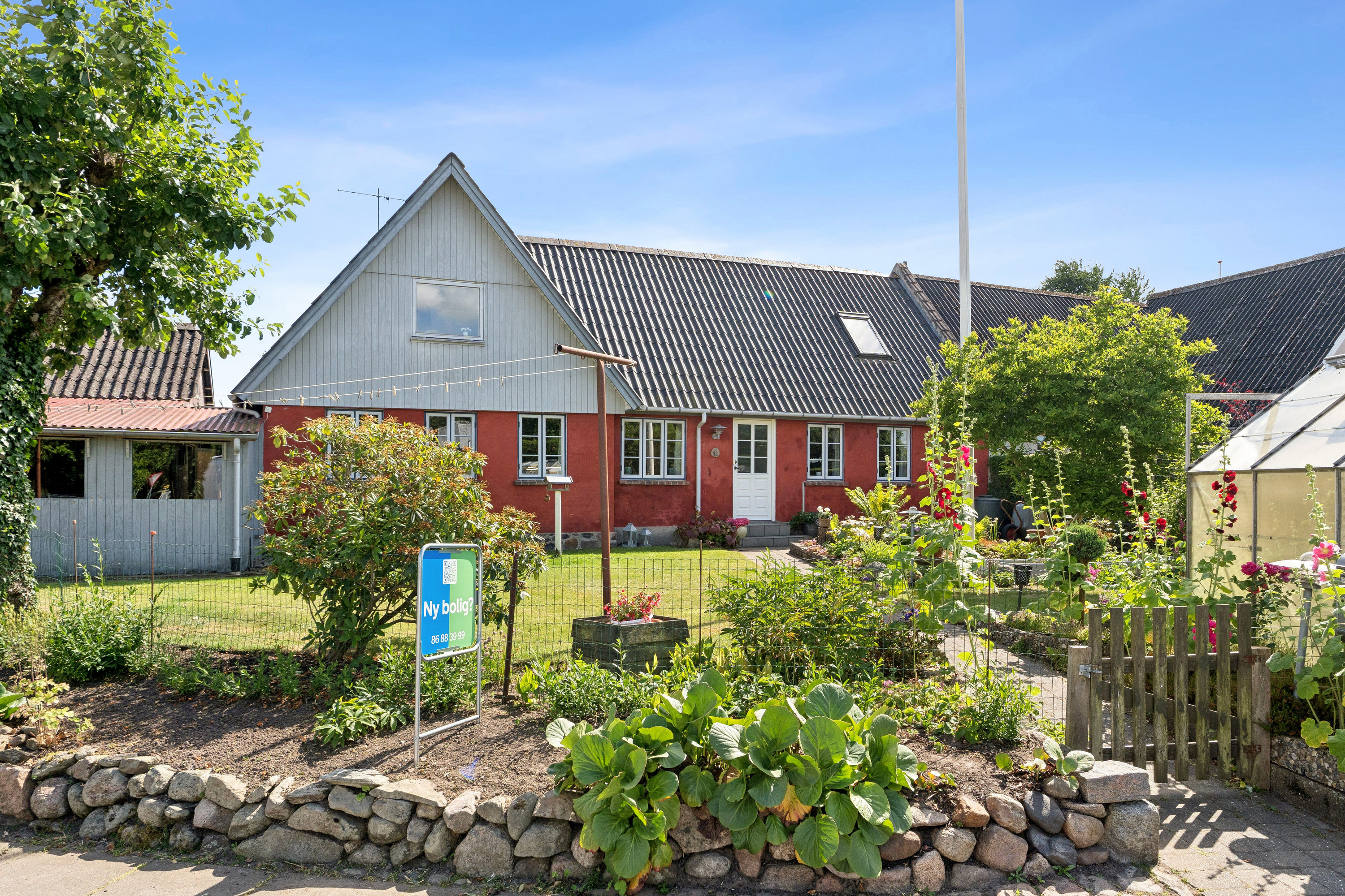 Fremhævet facade billede i fuldskærmstilstand. Billede af Slussi 2, Levring, 8620 Kjellerup