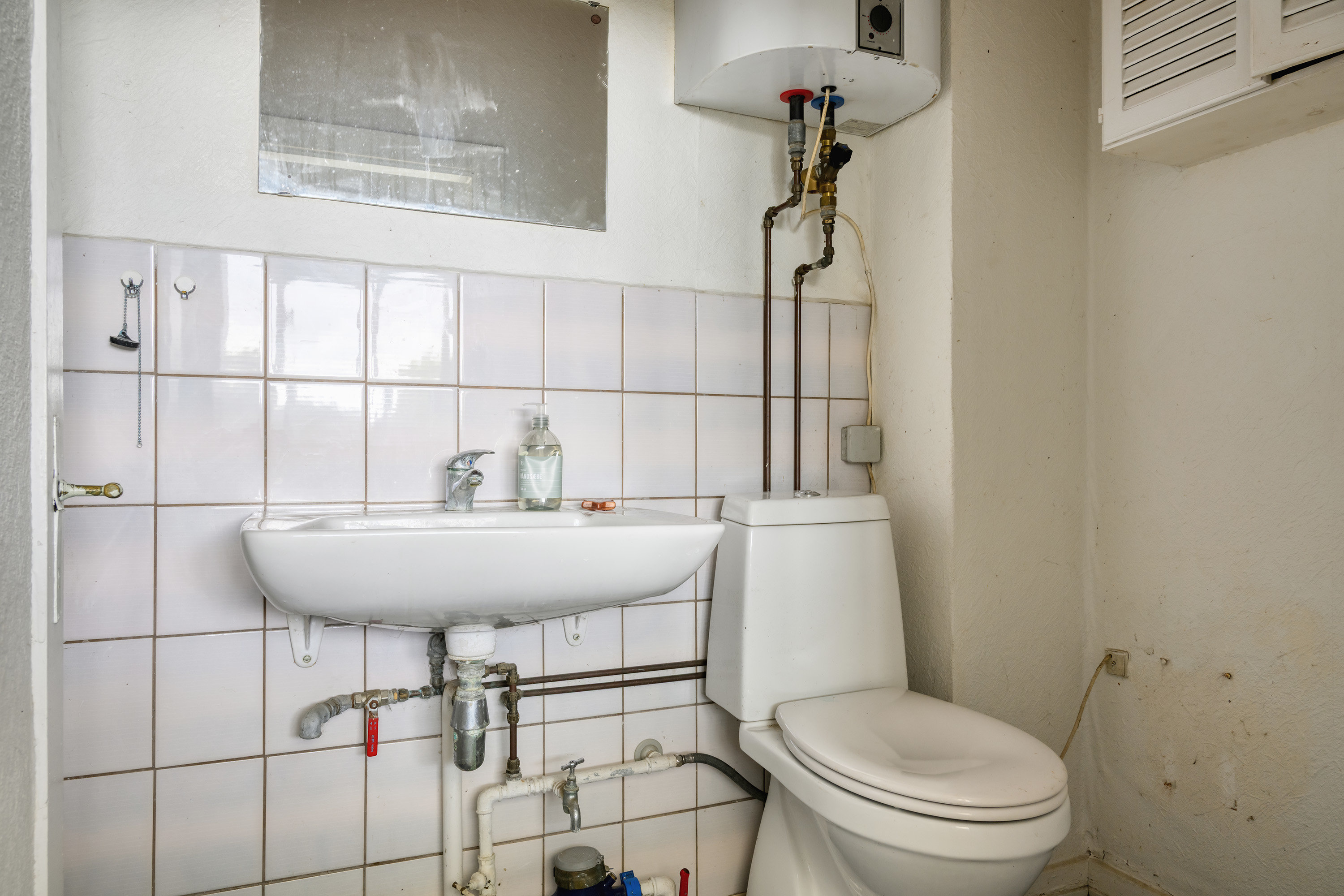Fremhævet wc billede i fuldskærmstilstand. Billede af Møllevænget 2, Radsted, 4990 Sakskøbing