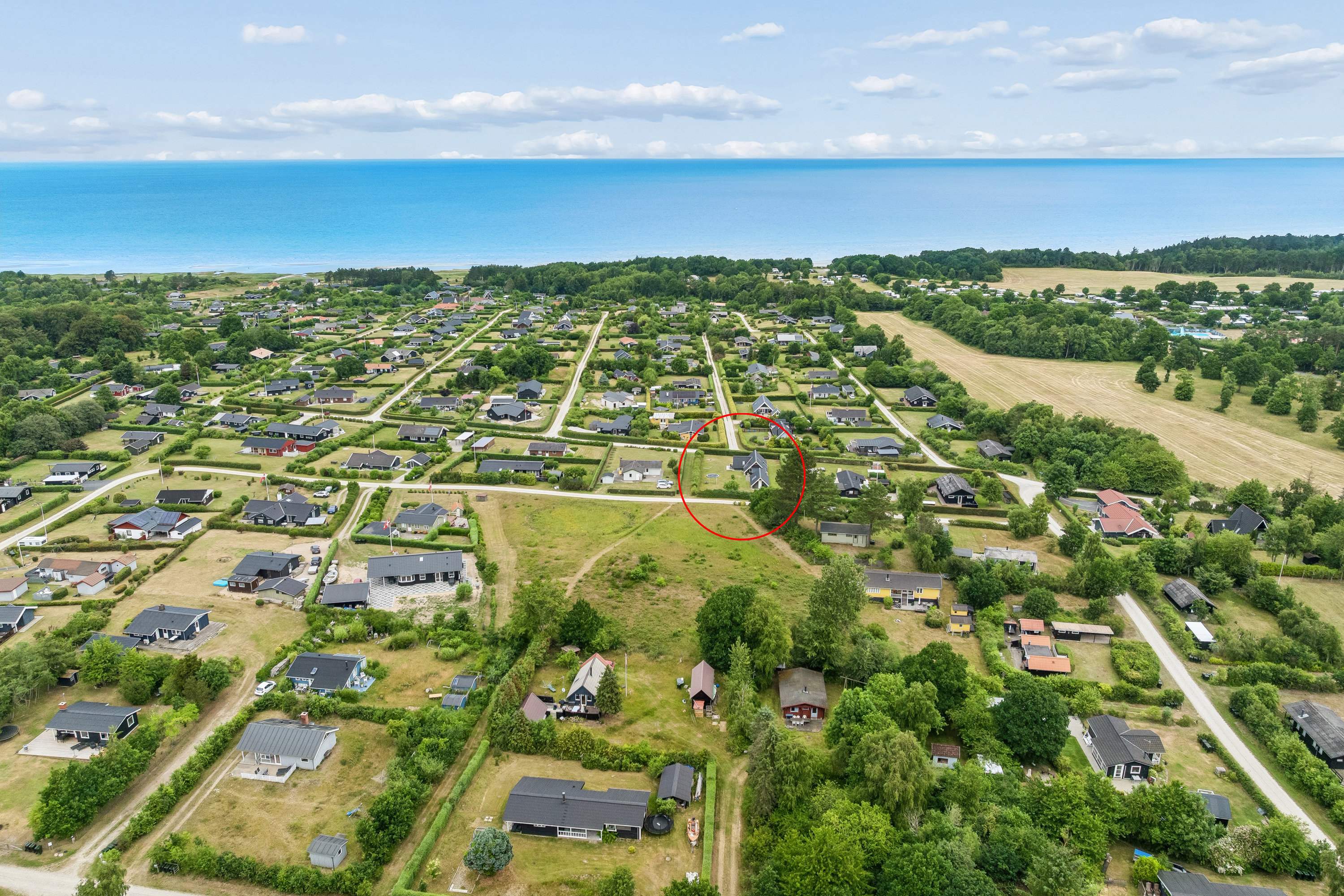 Fremhævet luftfoto billede i fuldskærmstilstand. Billede af Glænøvej 6, Bønnerup Strand, 8585 Glesborg