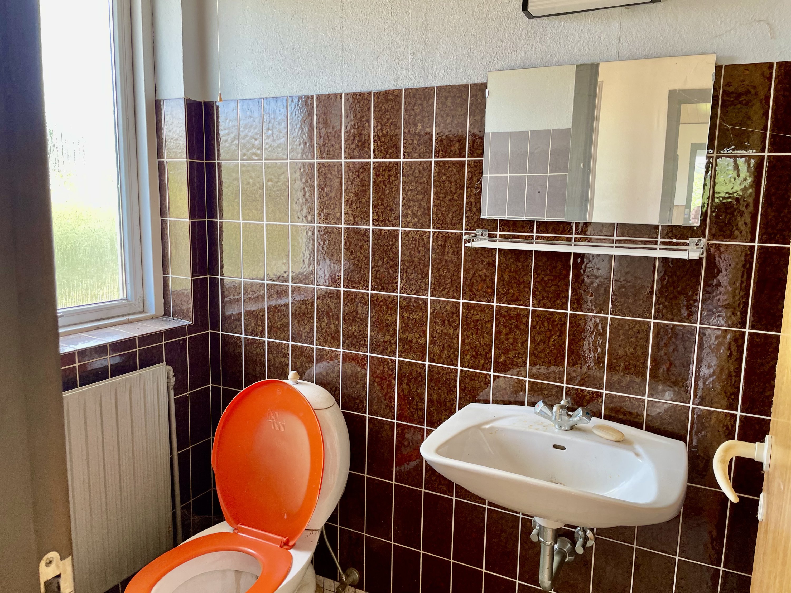 Fremhævet gæstetoilet billede i fuldskærmstilstand. Billede af Åkæret 17, 6971 Spjald