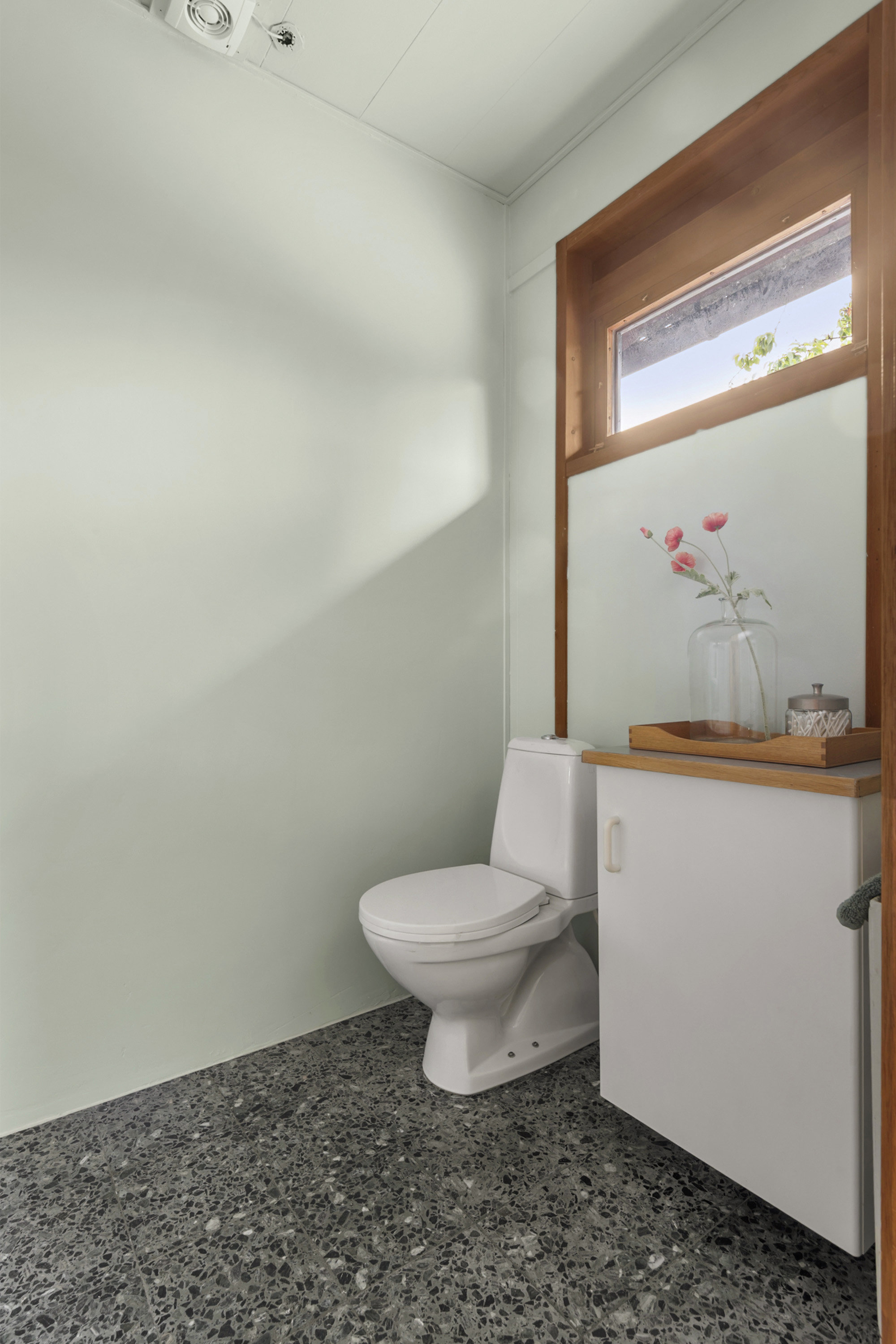 Fremhævet toilet billede i fuldskærmstilstand. Billede af Syvhøjvænge 237, 2625 Vallensbæk