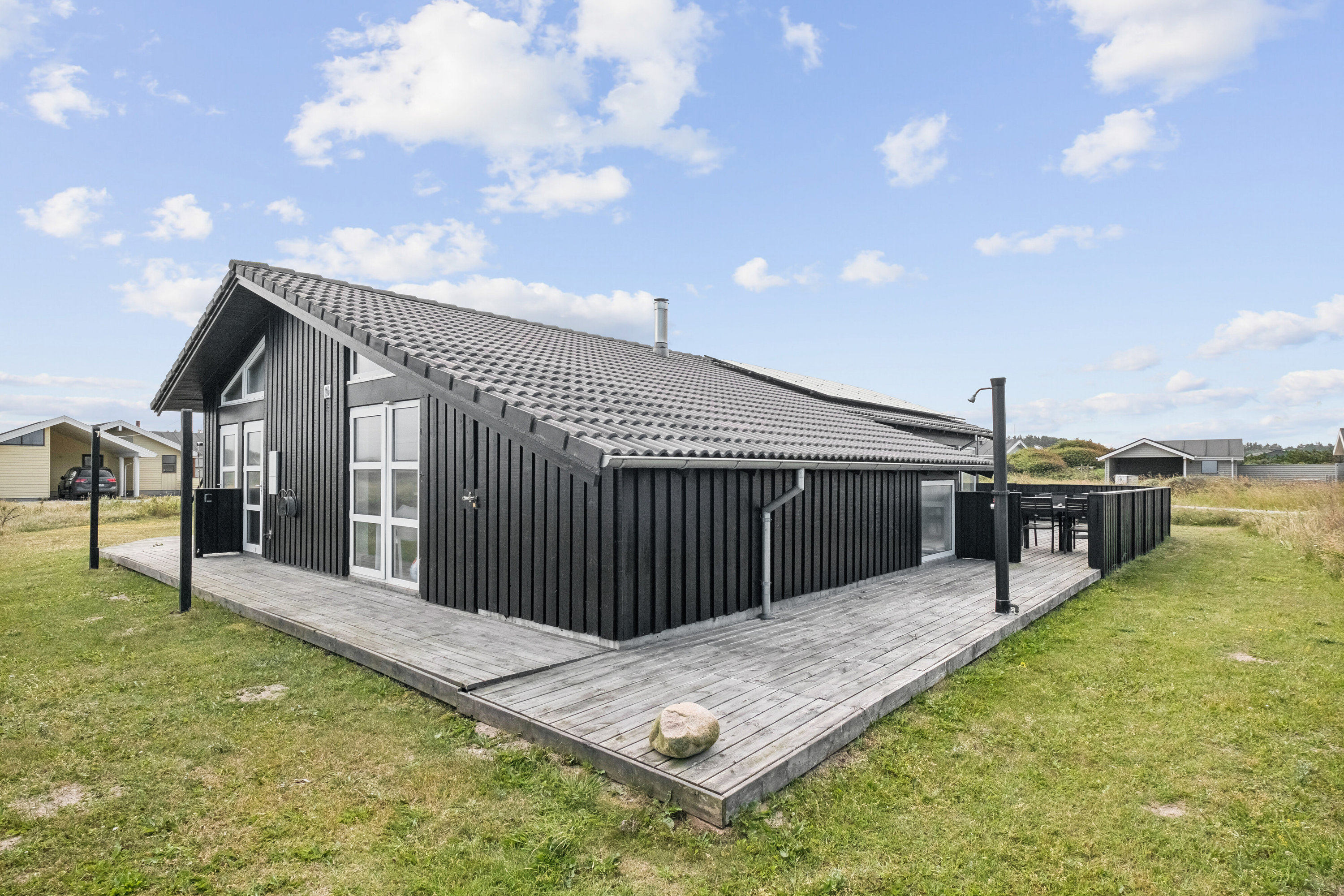 Fremhævet set fra haven billede i fuldskærmstilstand. Billede af Aprilvej 12, Skal Klit, 9800 Hjørring
