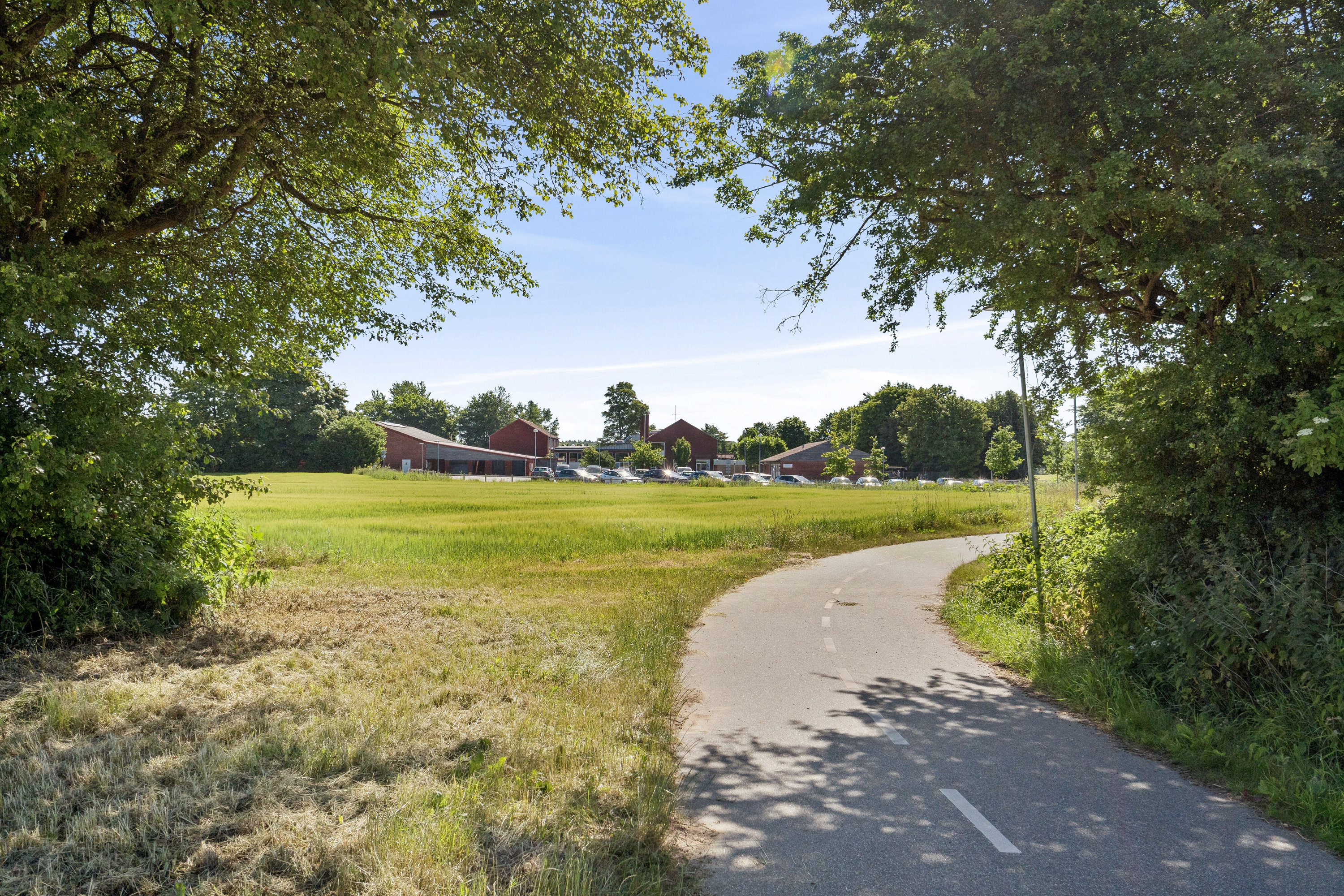Fremhævet set fra vejen billede i fuldskærmstilstand. Billede af Teglgårdshaven 43, Kirkeby, 5771 Stenstrup