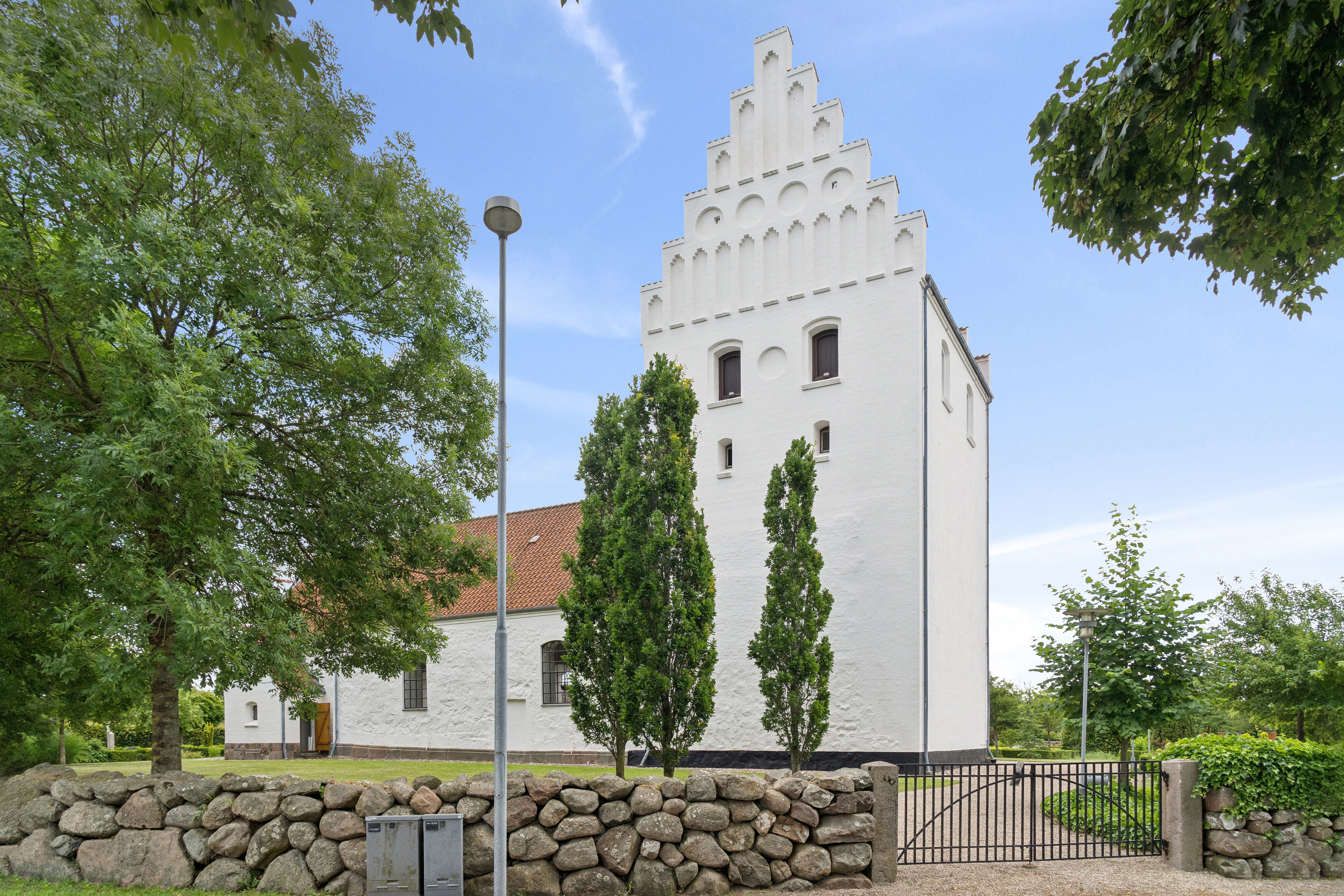 Fremhævet set fra vejen billede i fuldskærmstilstand. Billede af Teglgårdshaven 43, Kirkeby, 5771 Stenstrup