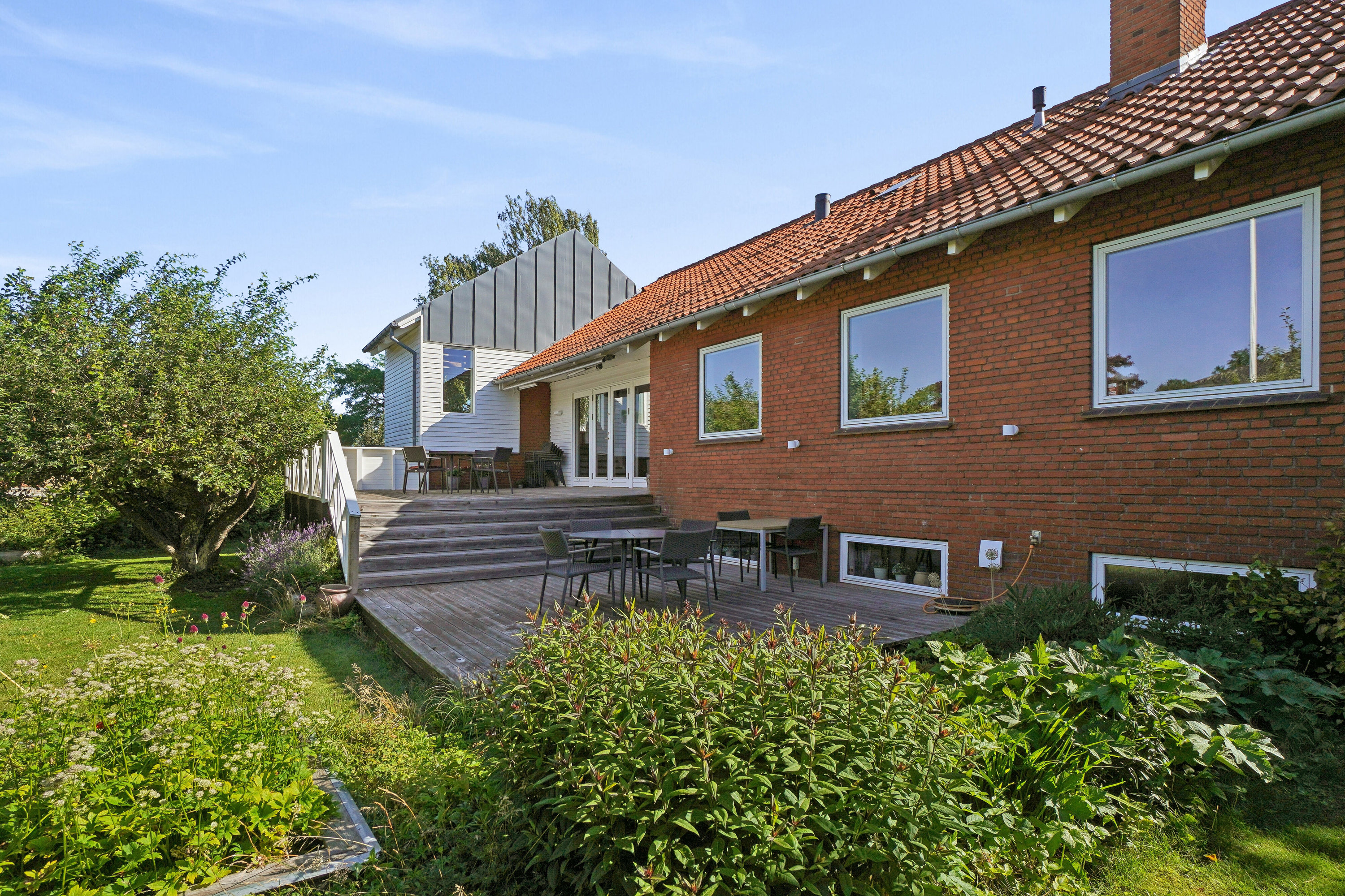 Fremhævet set fra haven billede i fuldskærmstilstand. Billede af Kong Valdemars Vej 23, 4000 Roskilde