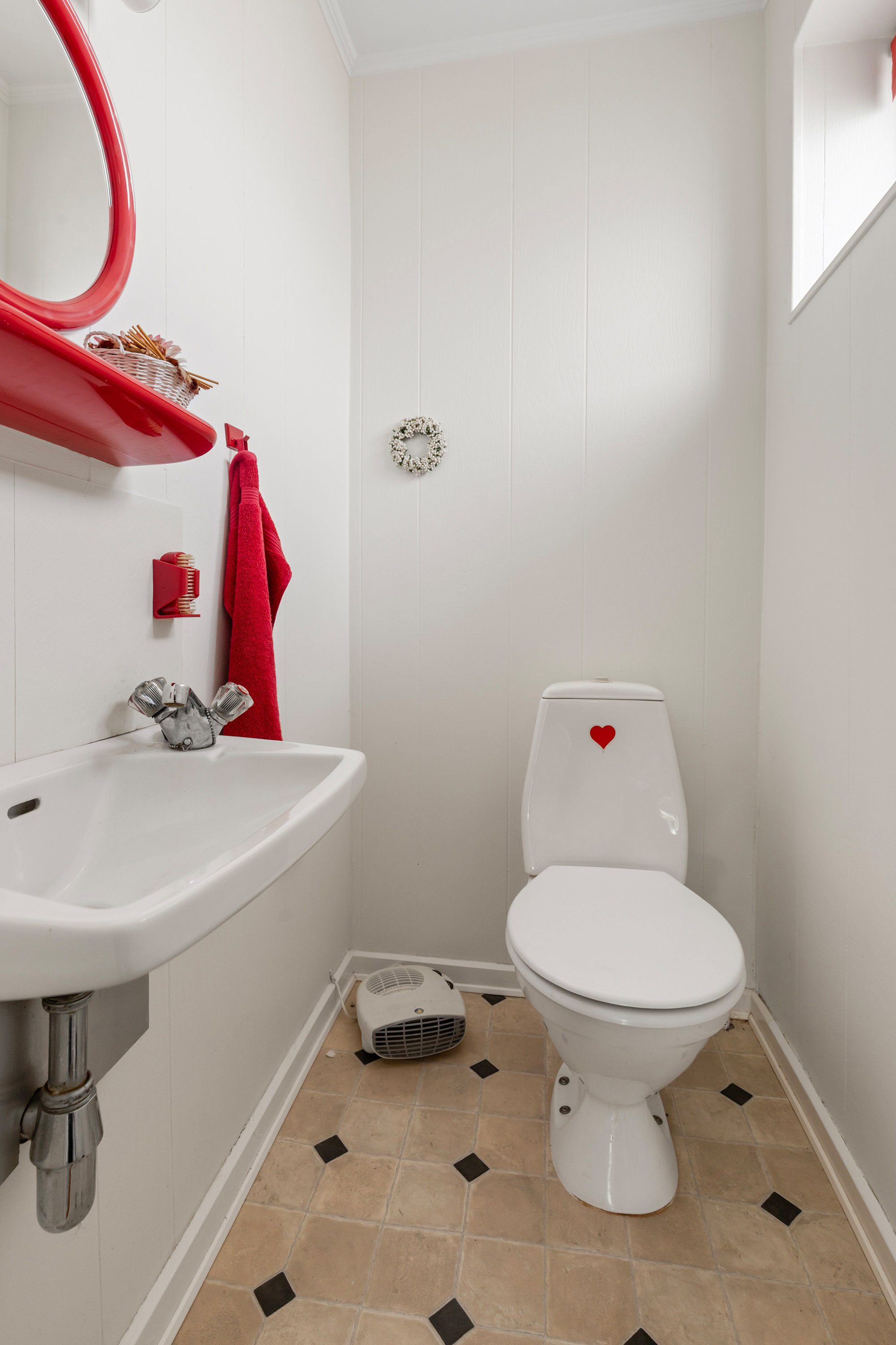 Fremhævet toilet billede i fuldskærmstilstand. Billede af Bakkevej 1, 9440 Aabybro
