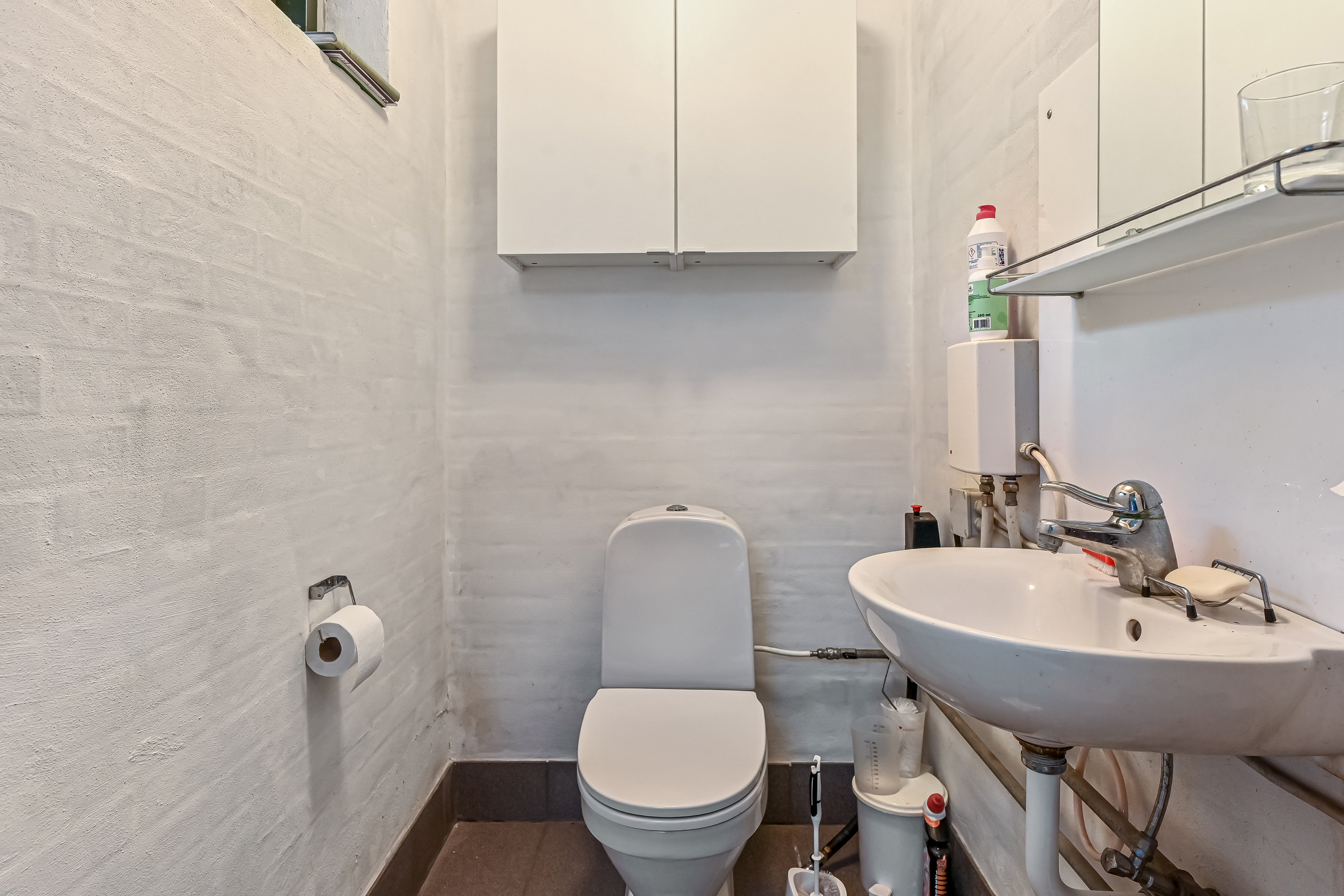 Fremhævet toilet billede i fuldskærmstilstand. Billede af Benediktesvej 5, Lind, 7400 Herning