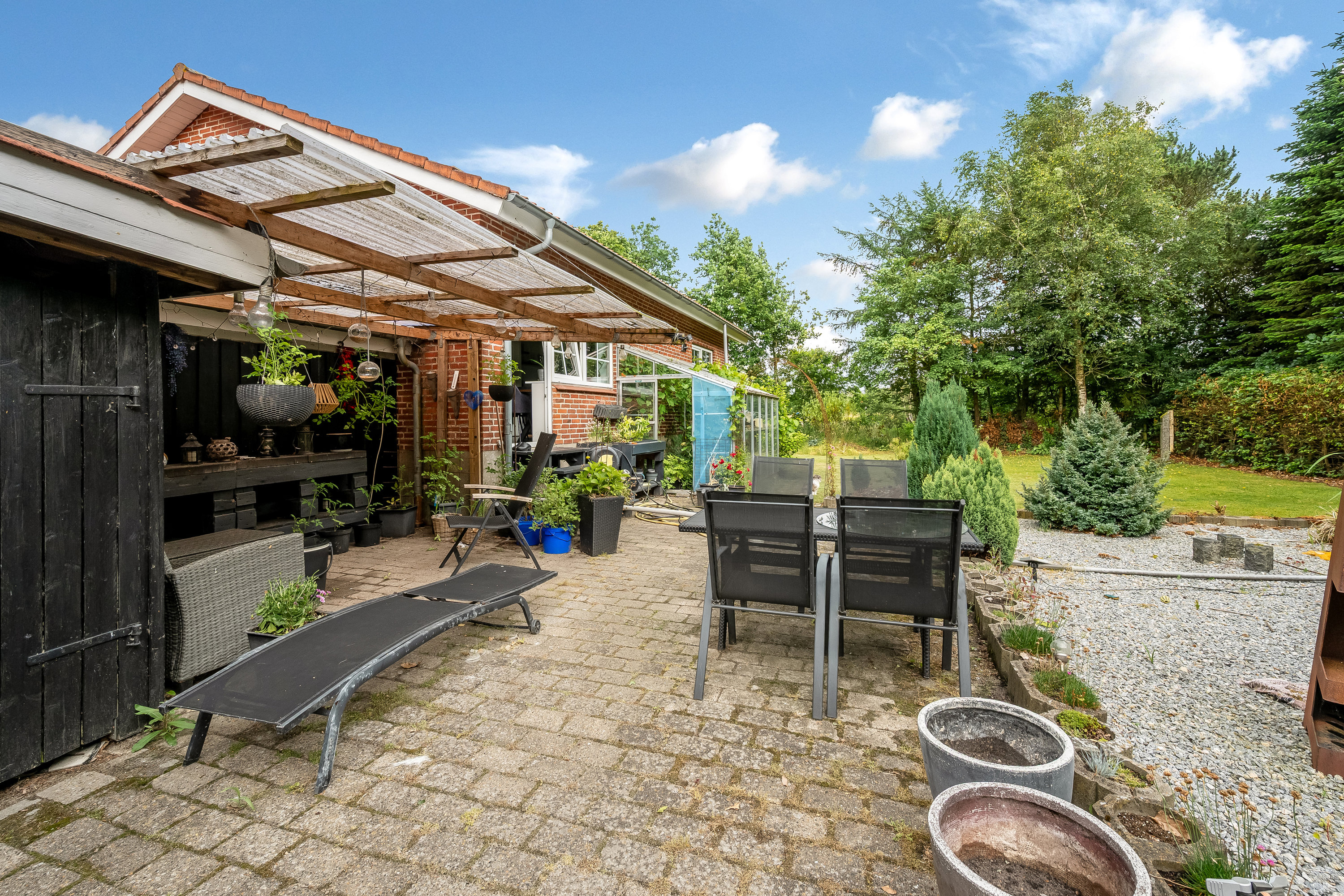 Fremhævet overdækket terrasse billede i fuldskærmstilstand. Billede af Blåkildevej 1, 6880 Tarm