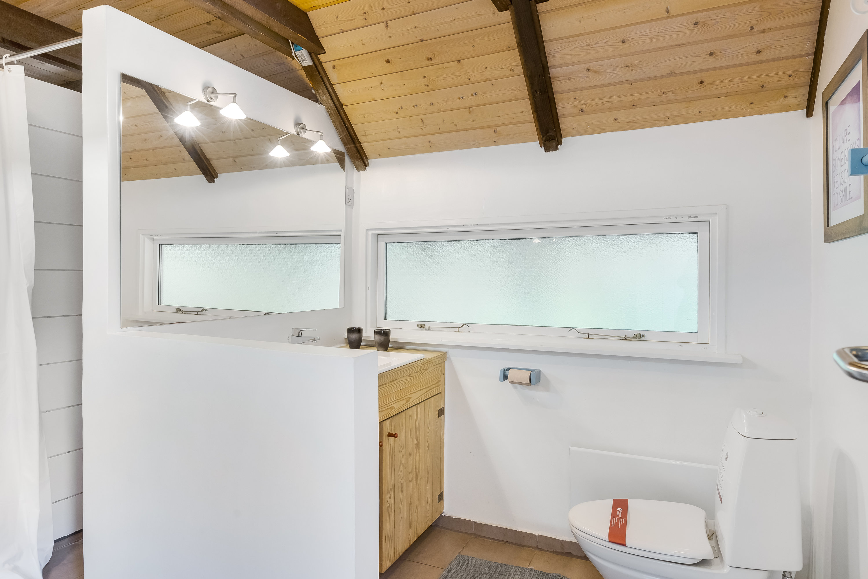 Fremhævet toilet billede i fuldskærmstilstand. Billede af Kliren 1, Langdal, 6792 Rømø