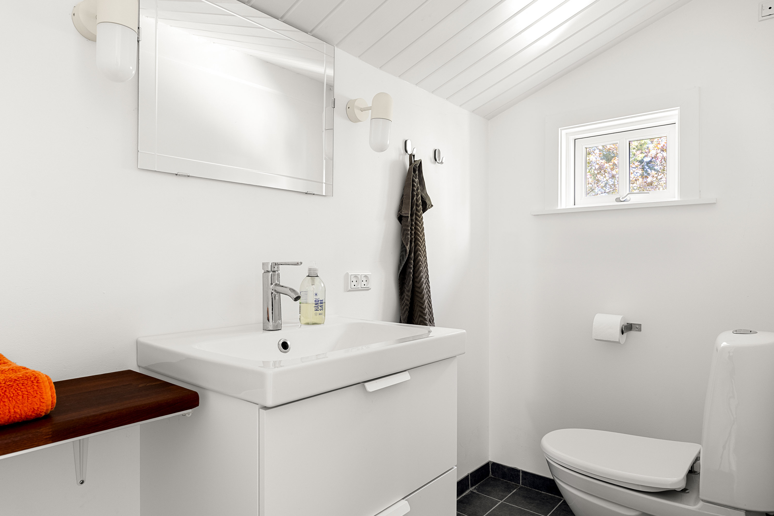 Fremhævet toilet billede i fuldskærmstilstand. Billede af Markskellet 4, 3210 Vejby