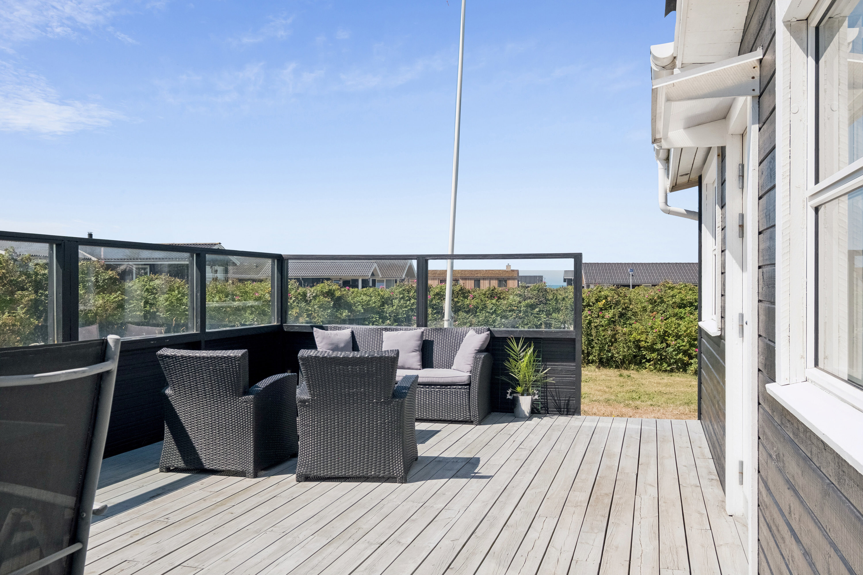 Fremhævet terrasse billede i fuldskærmstilstand. Billede af Julivej 11, Skal Klit, 9800 Hjørring