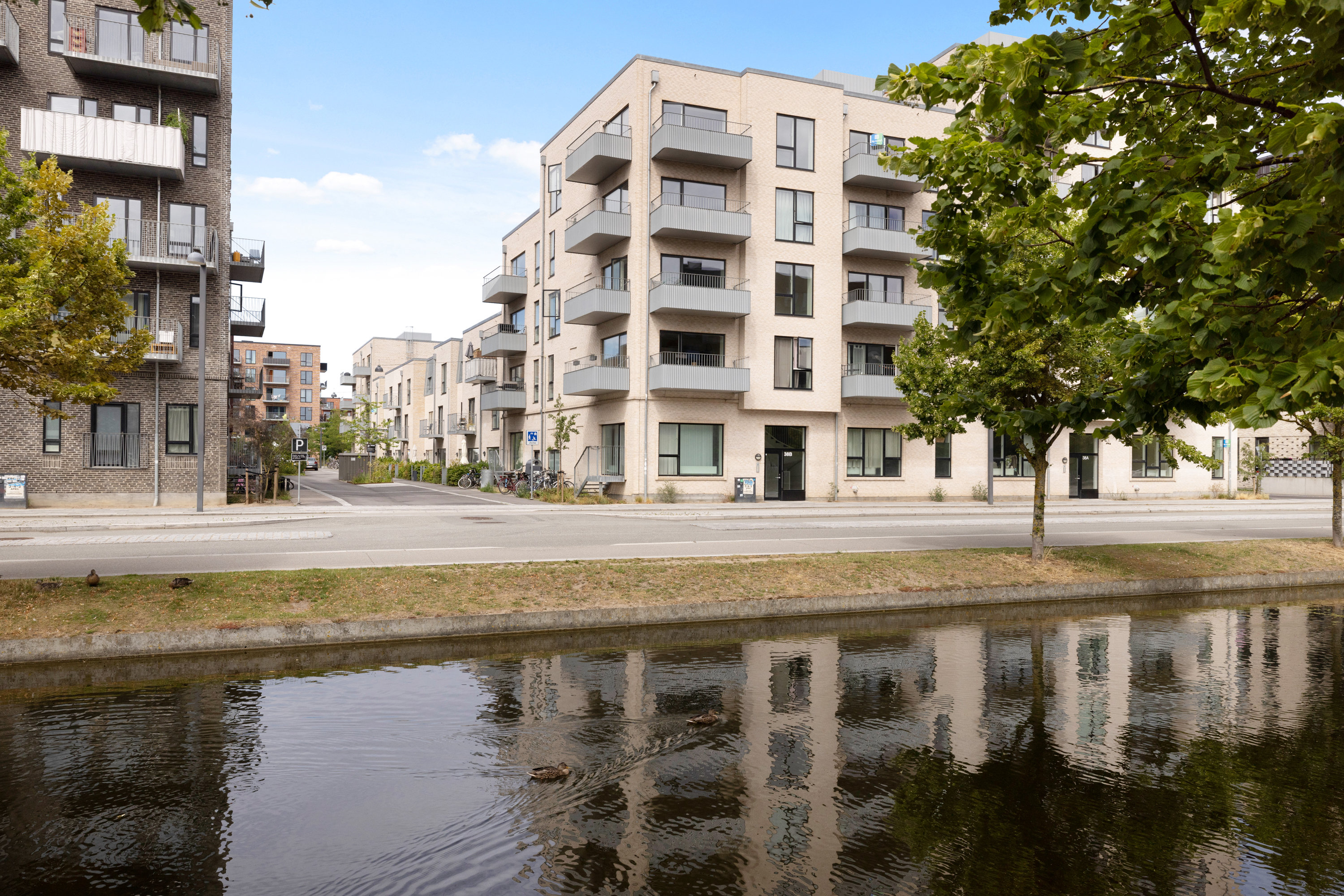 Fremhævet facade billede i fuldskærmstilstand. Billede af Robert Jacobsens Vej 38B, 2. th., 2300 København S