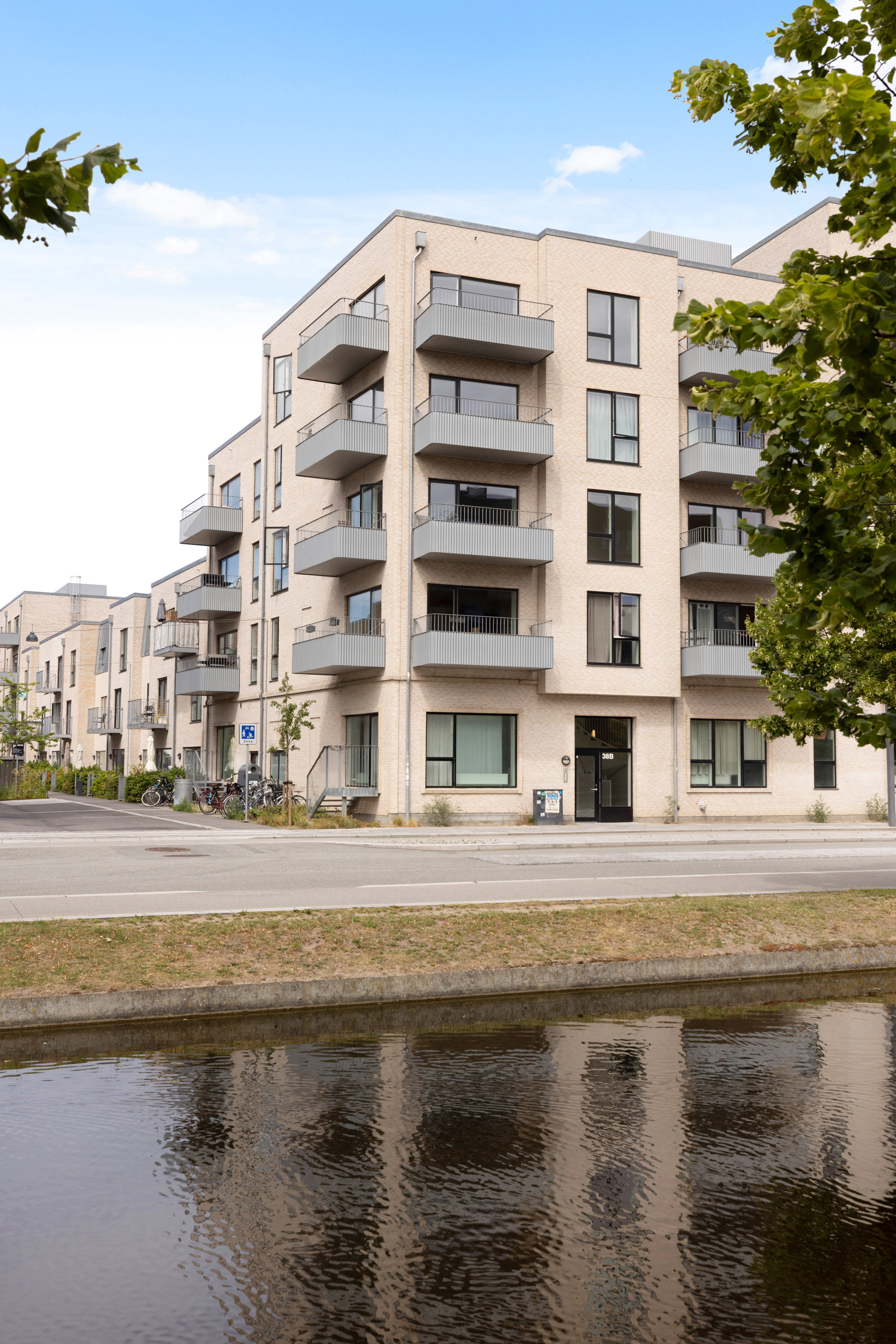 Fremhævet facade billede i fuldskærmstilstand. Billede af Robert Jacobsens Vej 38B, 2. th., 2300 København S