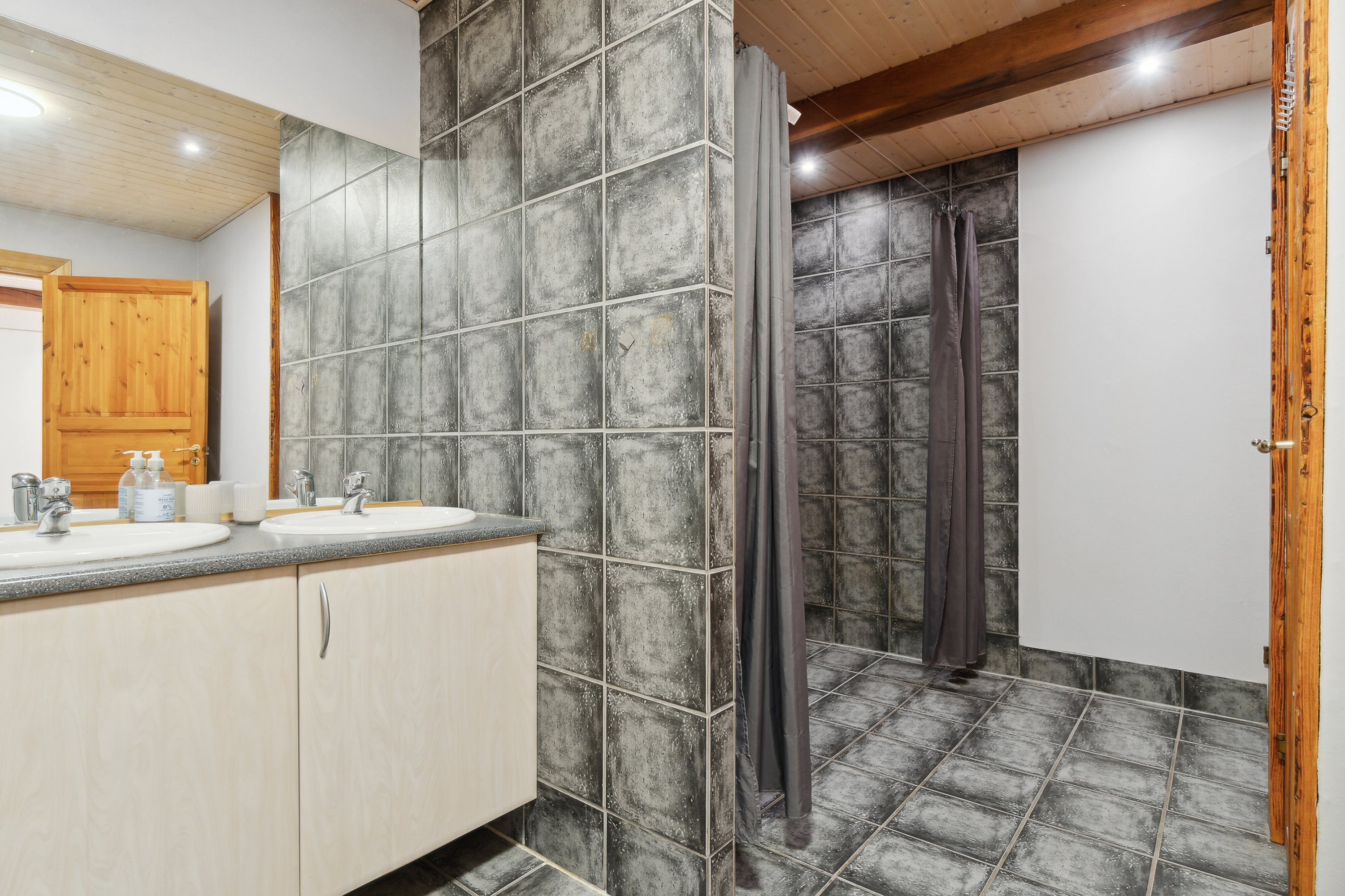 Fremhævet badeværelse billede i fuldskærmstilstand. Billede af Svostrupvej 27, 8883 Gjern