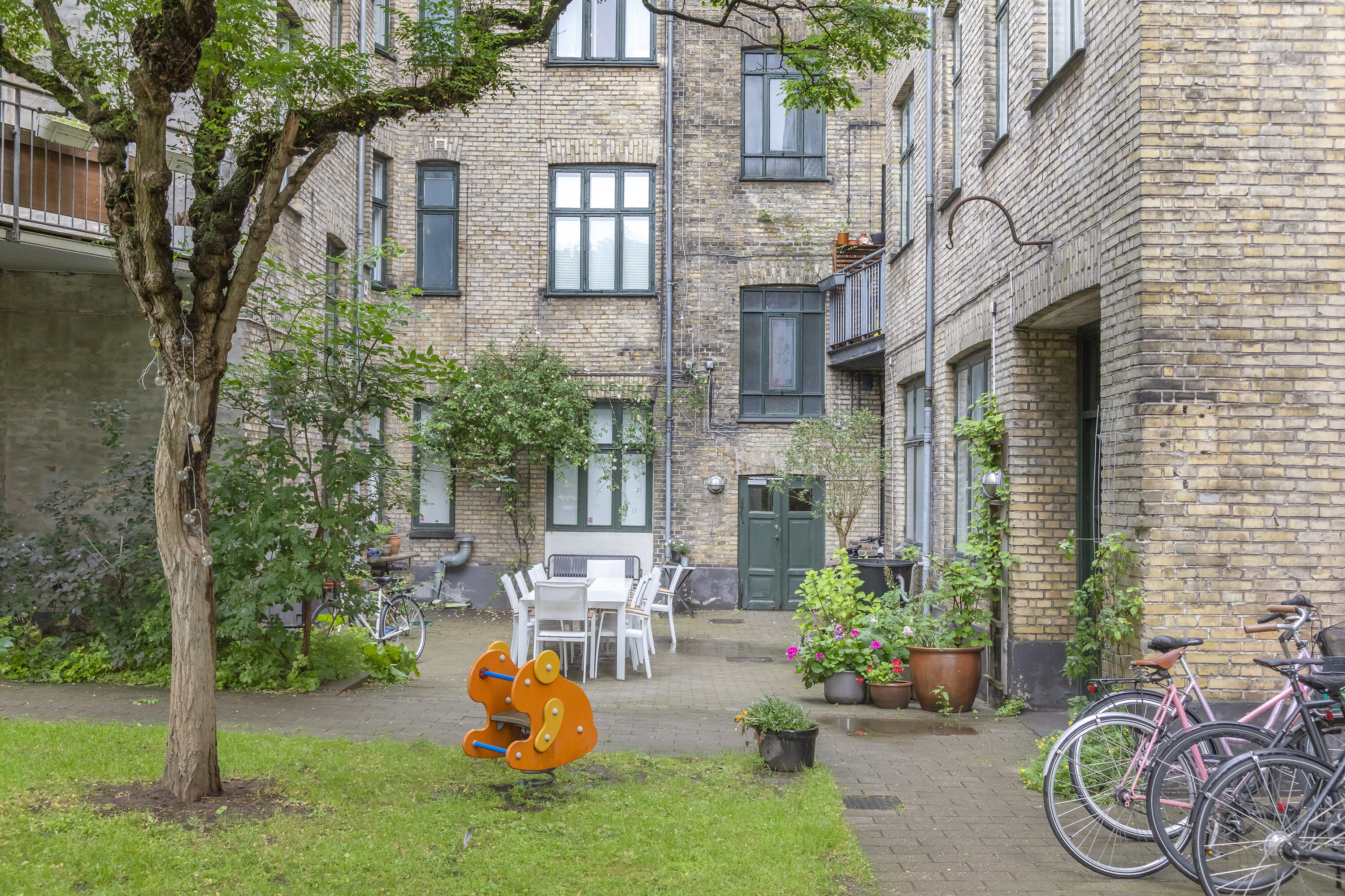 Fremhævet gårdmiljø billede i fuldskærmstilstand. Billede af Bagerstræde 5, 1. tv., 1617 København V