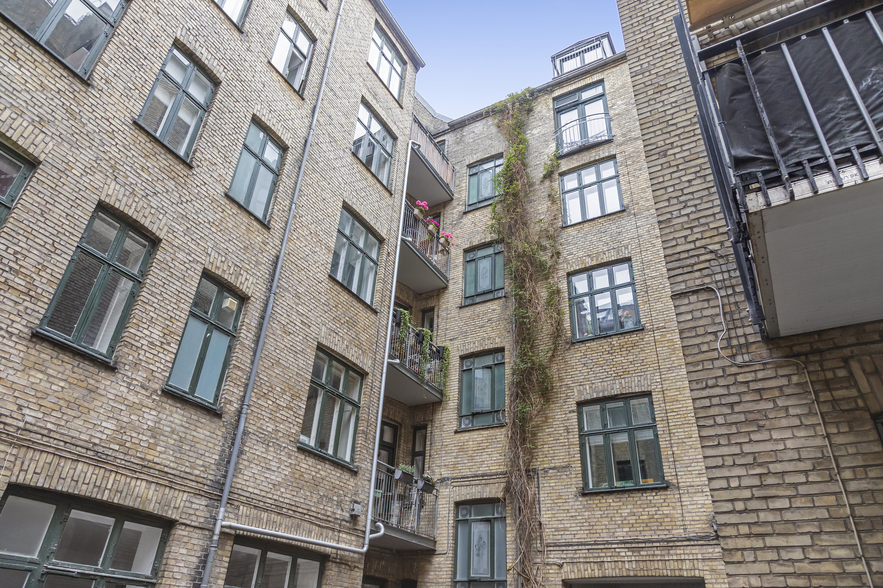 Fremhævet facade billede i fuldskærmstilstand. Billede af Bagerstræde 5, 1. tv., 1617 København V