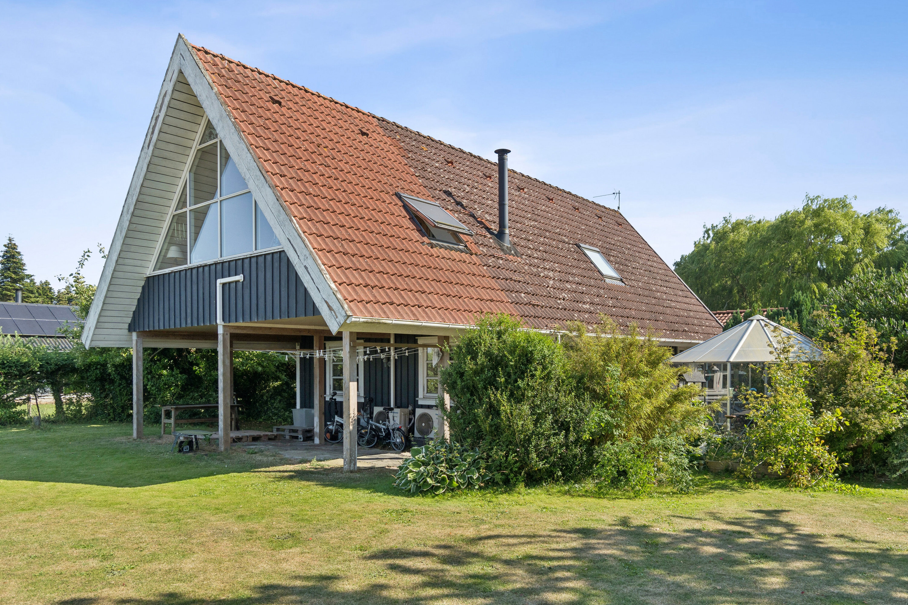 Fremhævet set fra haven billede i fuldskærmstilstand. Billede af Engtoften 7, 4593 Eskebjerg