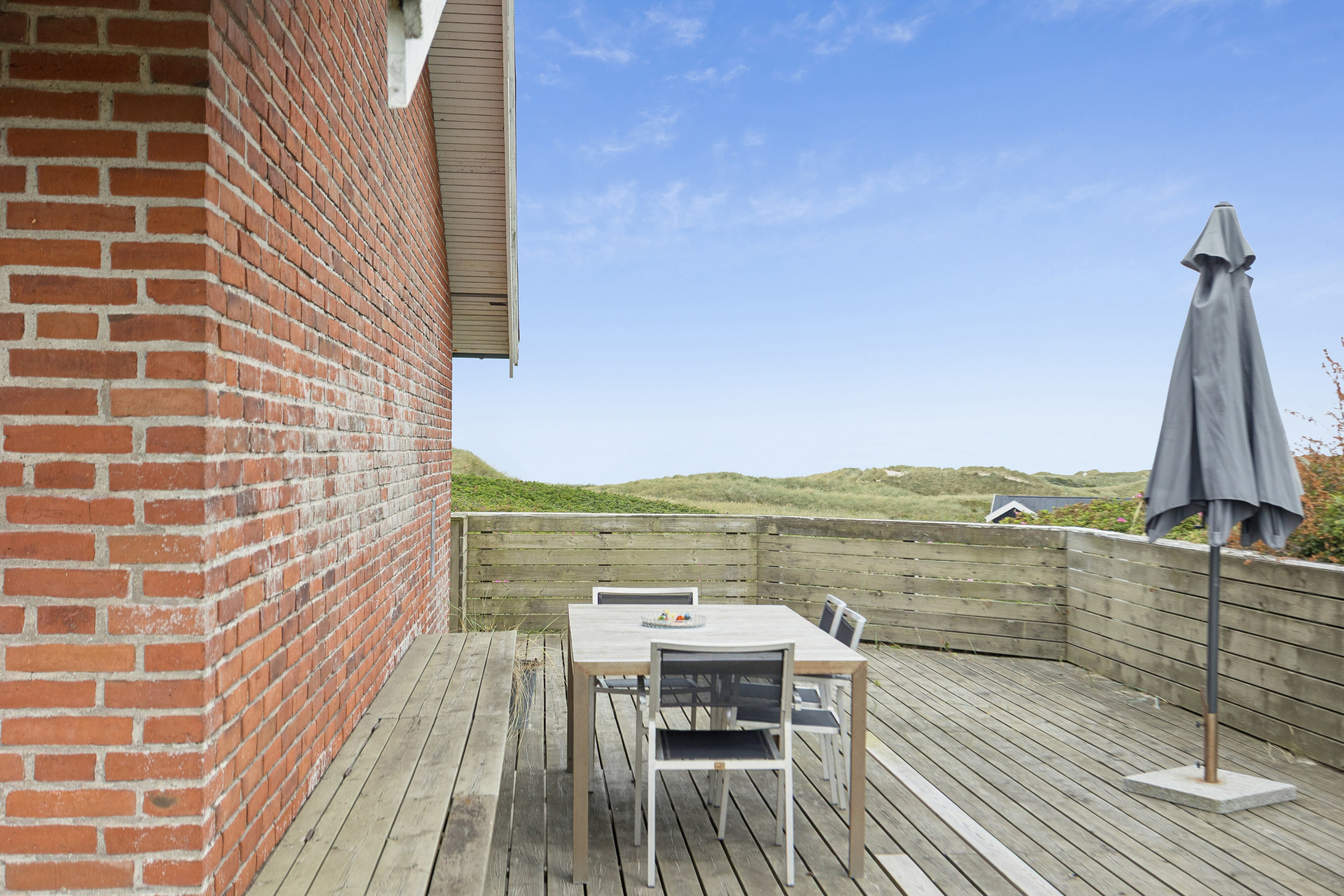 Fremhævet terrasse billede i fuldskærmstilstand. Billede af Hedvigsvej 3, Munkens Klit, 9480 Løkken