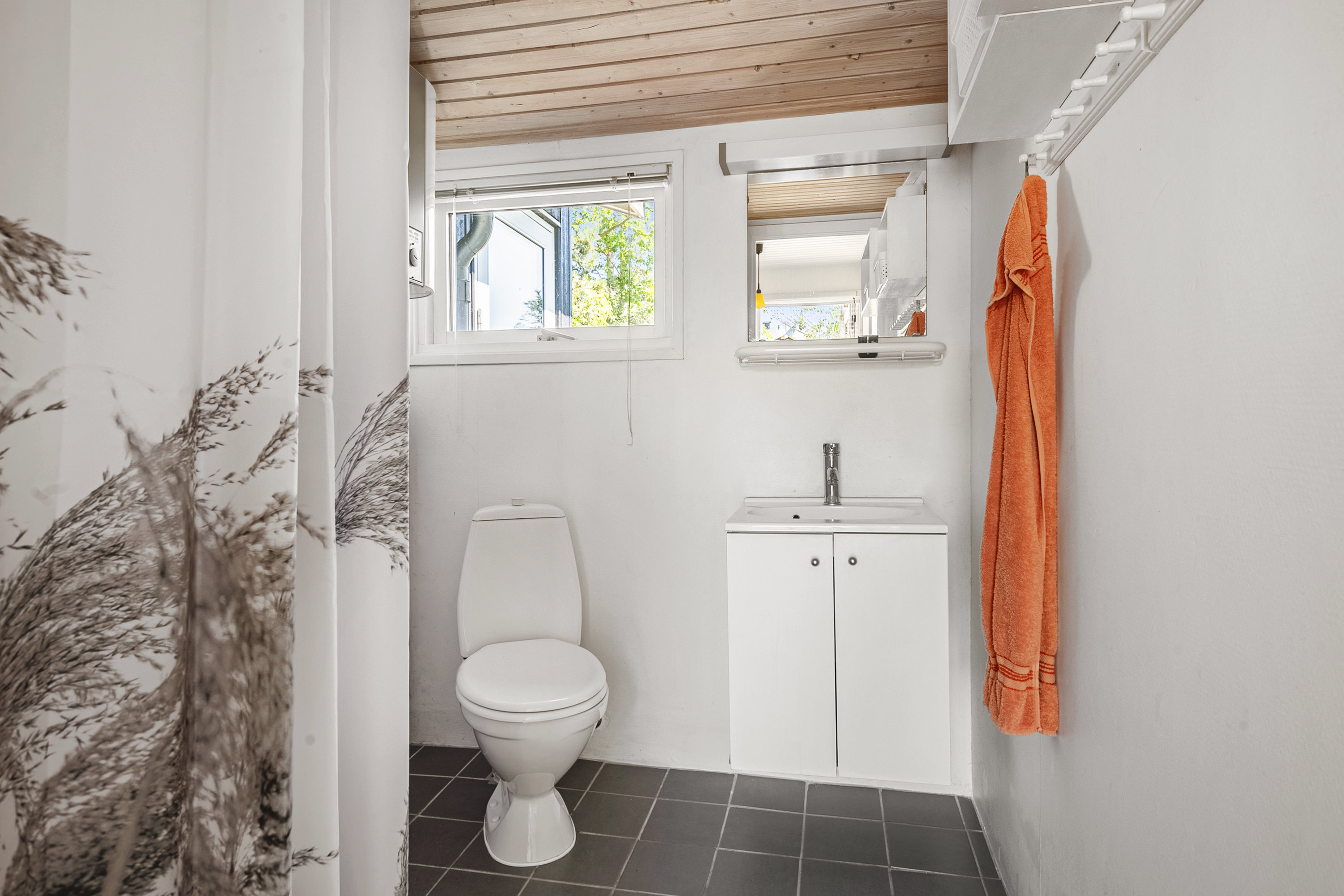 Fremhævet toilet billede i fuldskærmstilstand. Billede af Spongsvej 10, Dyngby Strand, 8300 Odder