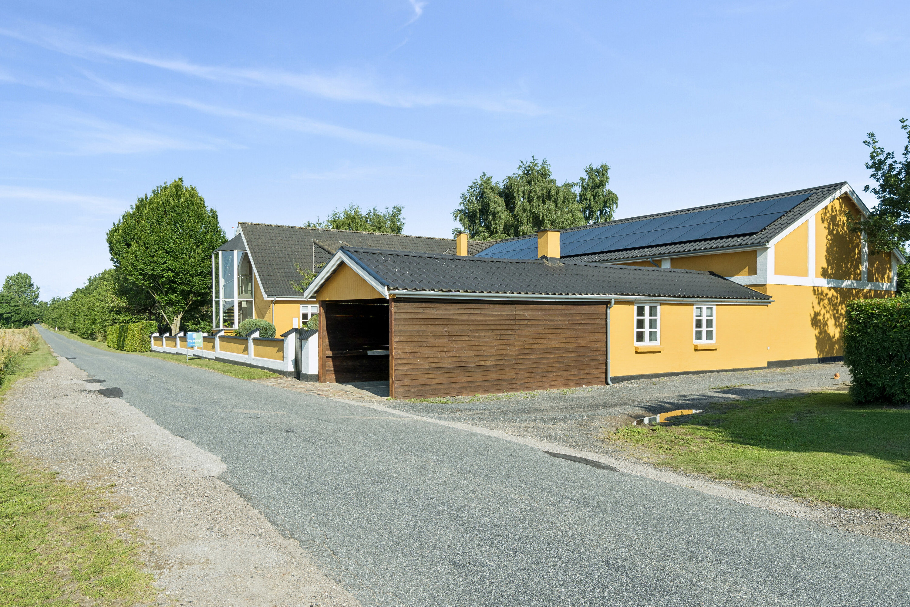 Fremhævet set fra vejen billede i fuldskærmstilstand. Billede af Næblerødvej 1, Esholte, 4200 Slagelse