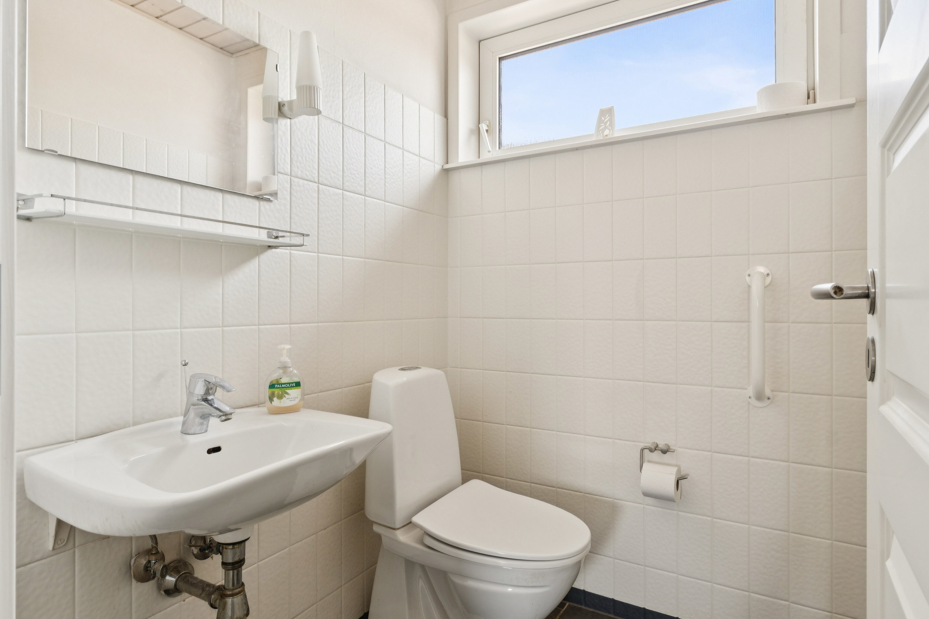 Fremhævet toilet billede i fuldskærmstilstand. Billede af Vibevænget 44, 6360 Tinglev