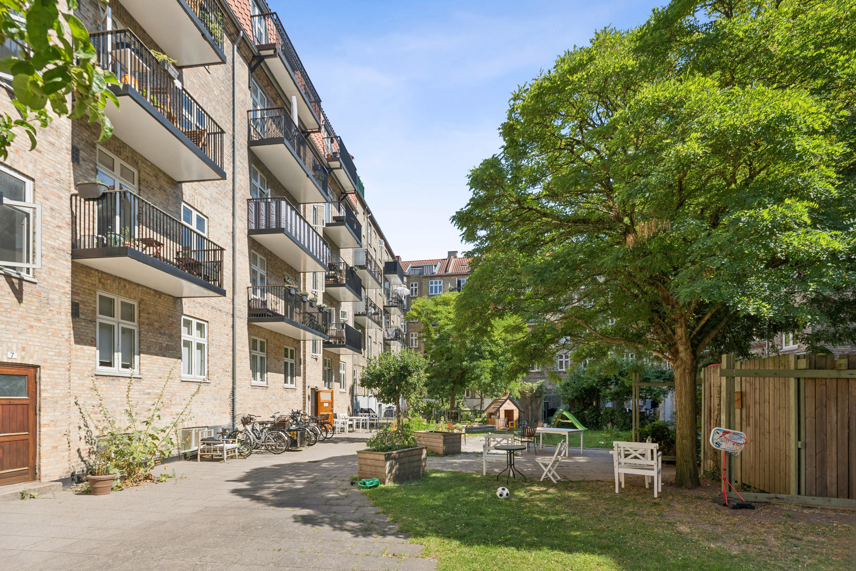 Fremhævet set fra haven billede i fuldskærmstilstand. Billede af Lysefjordsgade 1, 3. th., 2300 København S