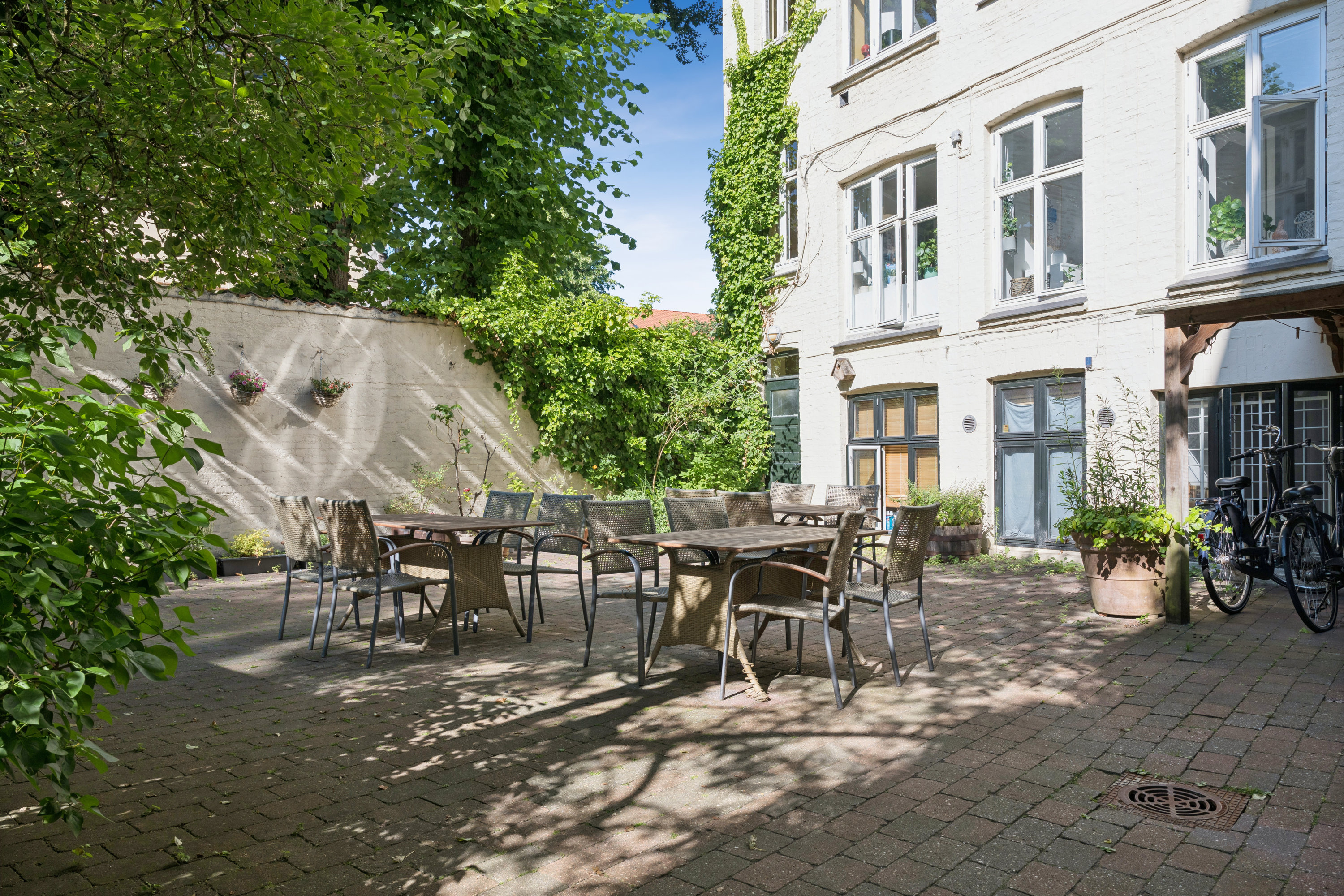 Fremhævet gårdmiljø billede i fuldskærmstilstand. Billede af Mathildevej 2, 1. th., 2000 Frederiksberg