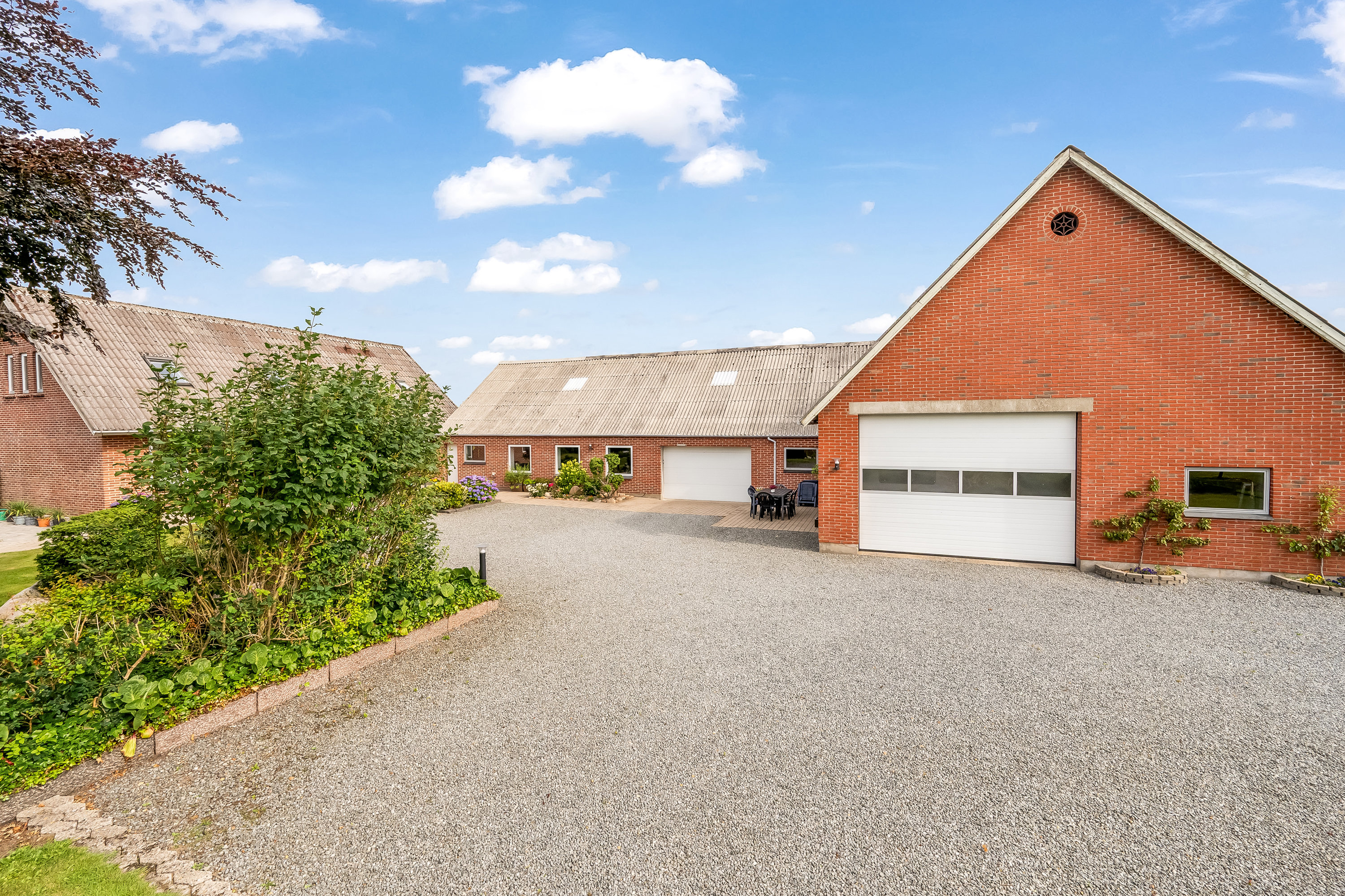 Fremhævet facade billede i fuldskærmstilstand. Billede af Skjernvej 16, Finderup, 6900 Skjern