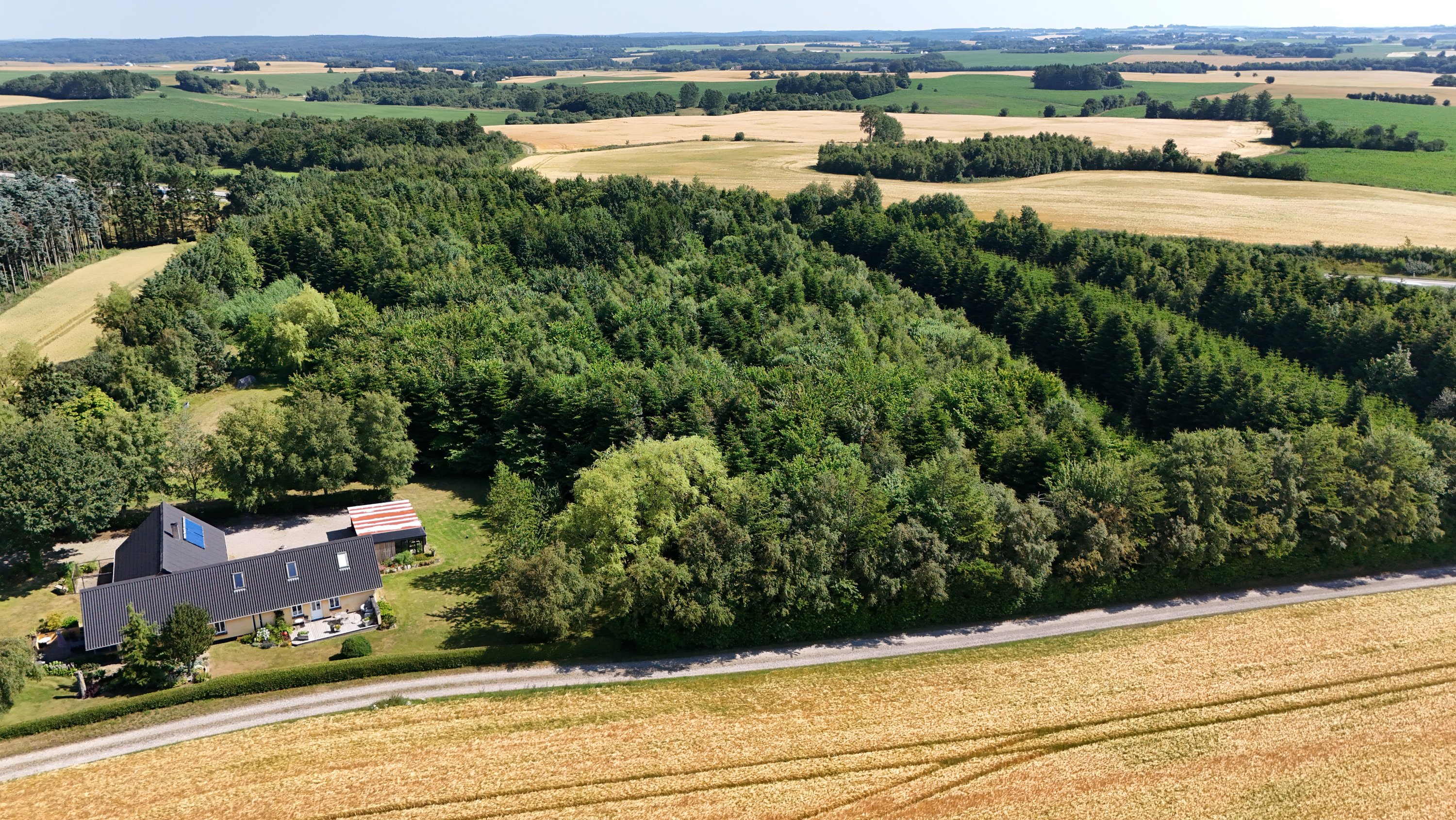 Fremhævet drone billede i fuldskærmstilstand. Billede af Enshøjvej 7, Fyrkilde, 9610 Nørager