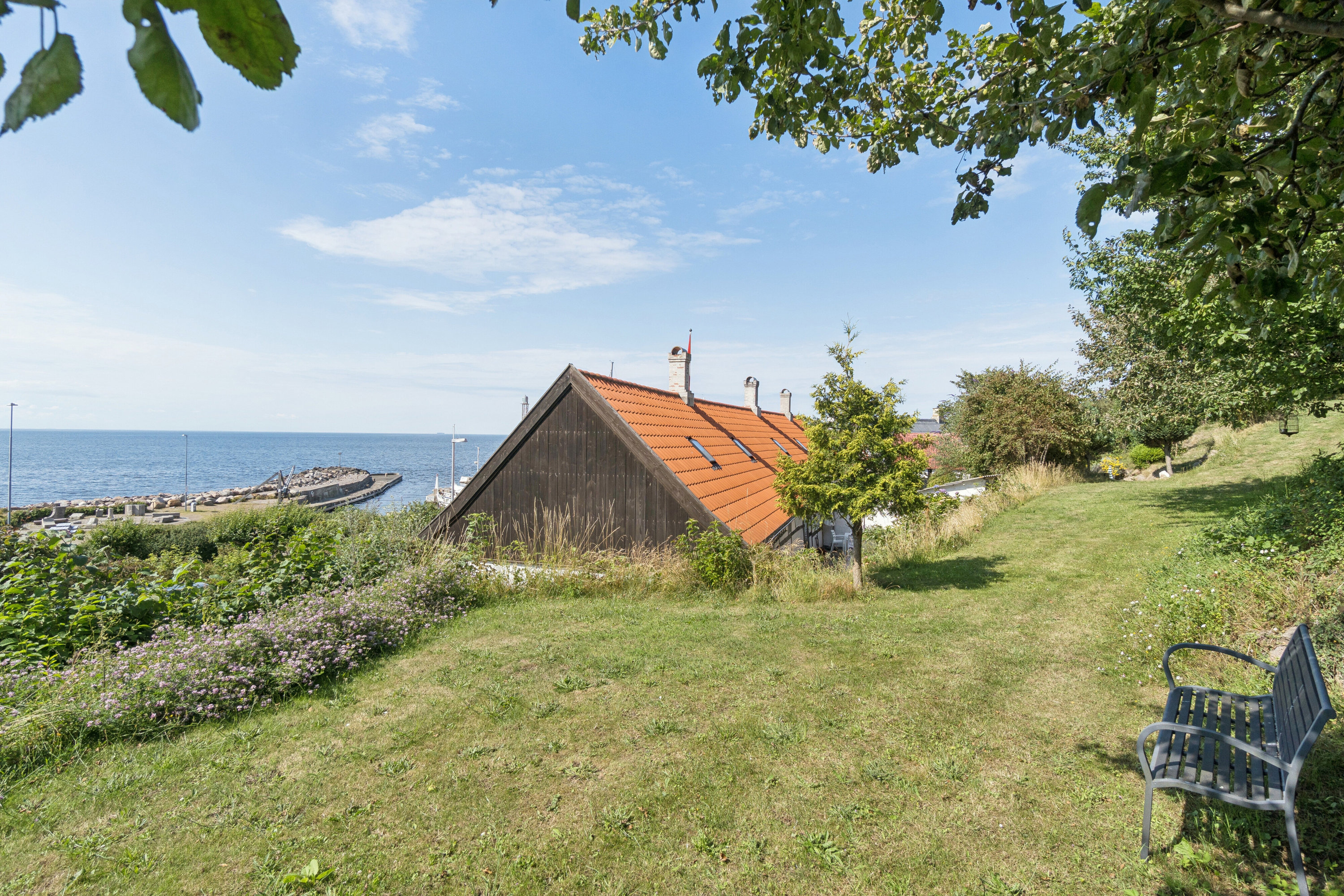 Fremhævet set fra haven billede i fuldskærmstilstand. Billede af Vang 101, Vang, 3790 Hasle