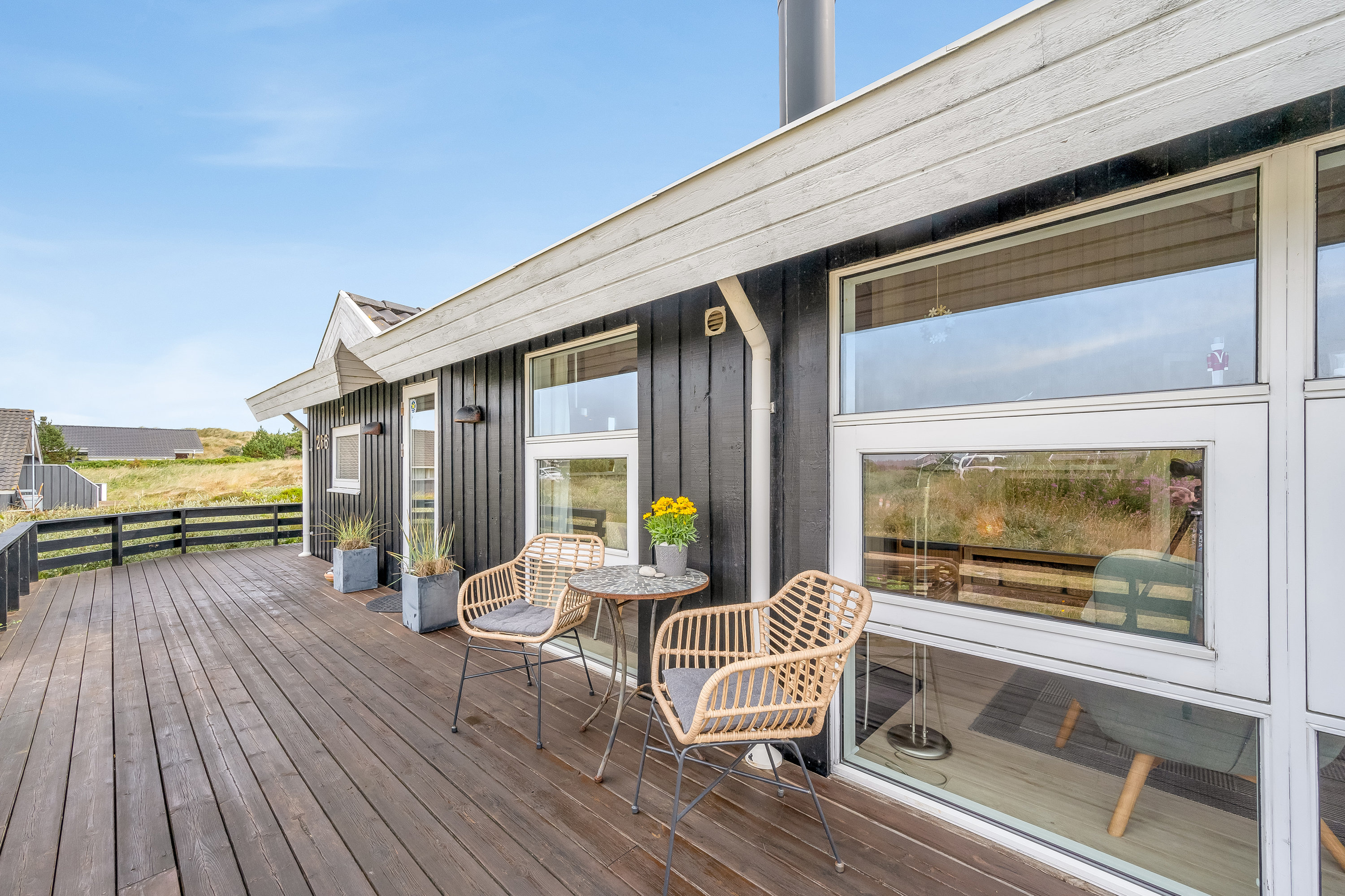 Fremhævet terrasse billede i fuldskærmstilstand. Billede af Bjerregårdsvej 266, Bjerregaard, 6960 Hvide Sande