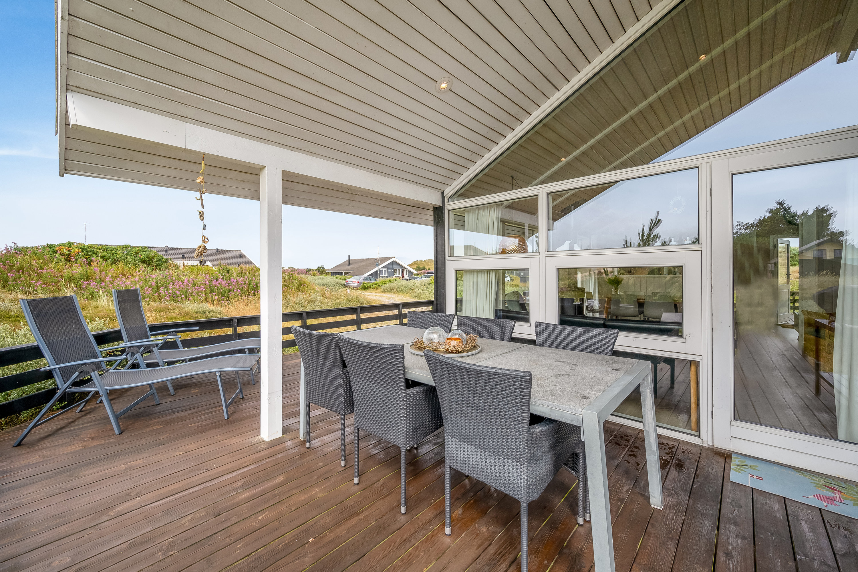 Fremhævet overdækket terrasse billede i fuldskærmstilstand. Billede af Bjerregårdsvej 266, Bjerregaard, 6960 Hvide Sande
