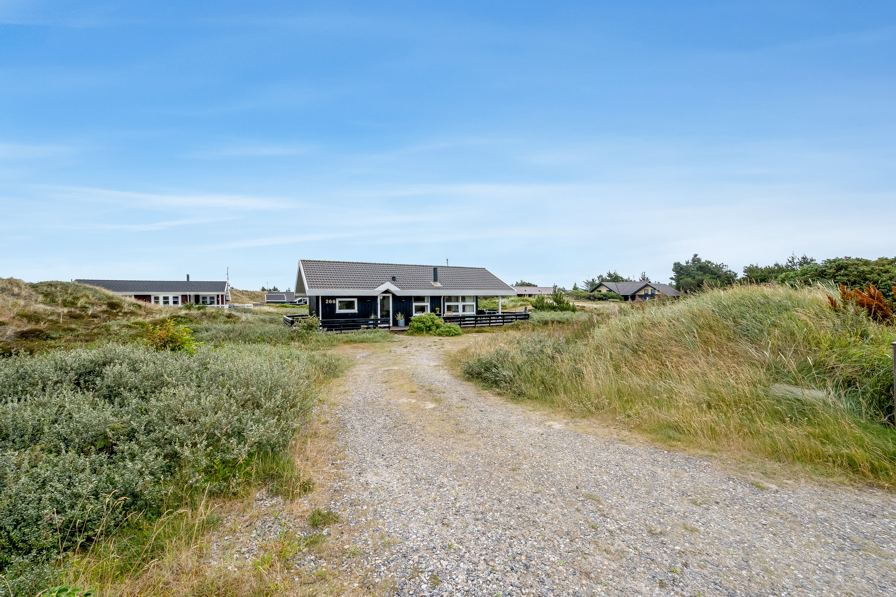 Fremhævet facade billede i fuldskærmstilstand. Billede af Bjerregårdsvej 266, Bjerregaard, 6960 Hvide Sande