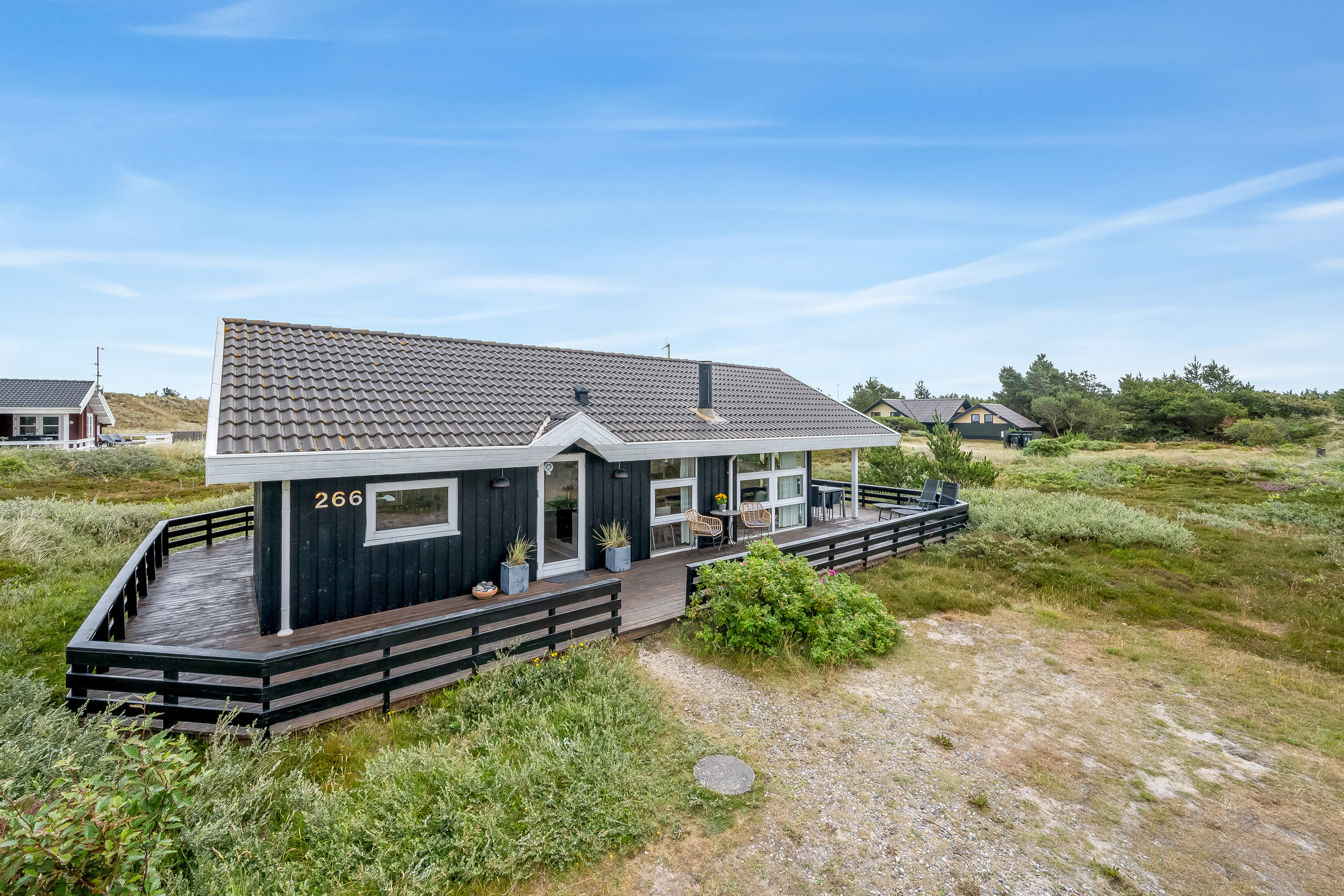 Fremhævet facade billede i fuldskærmstilstand. Billede af Bjerregårdsvej 266, Bjerregaard, 6960 Hvide Sande
