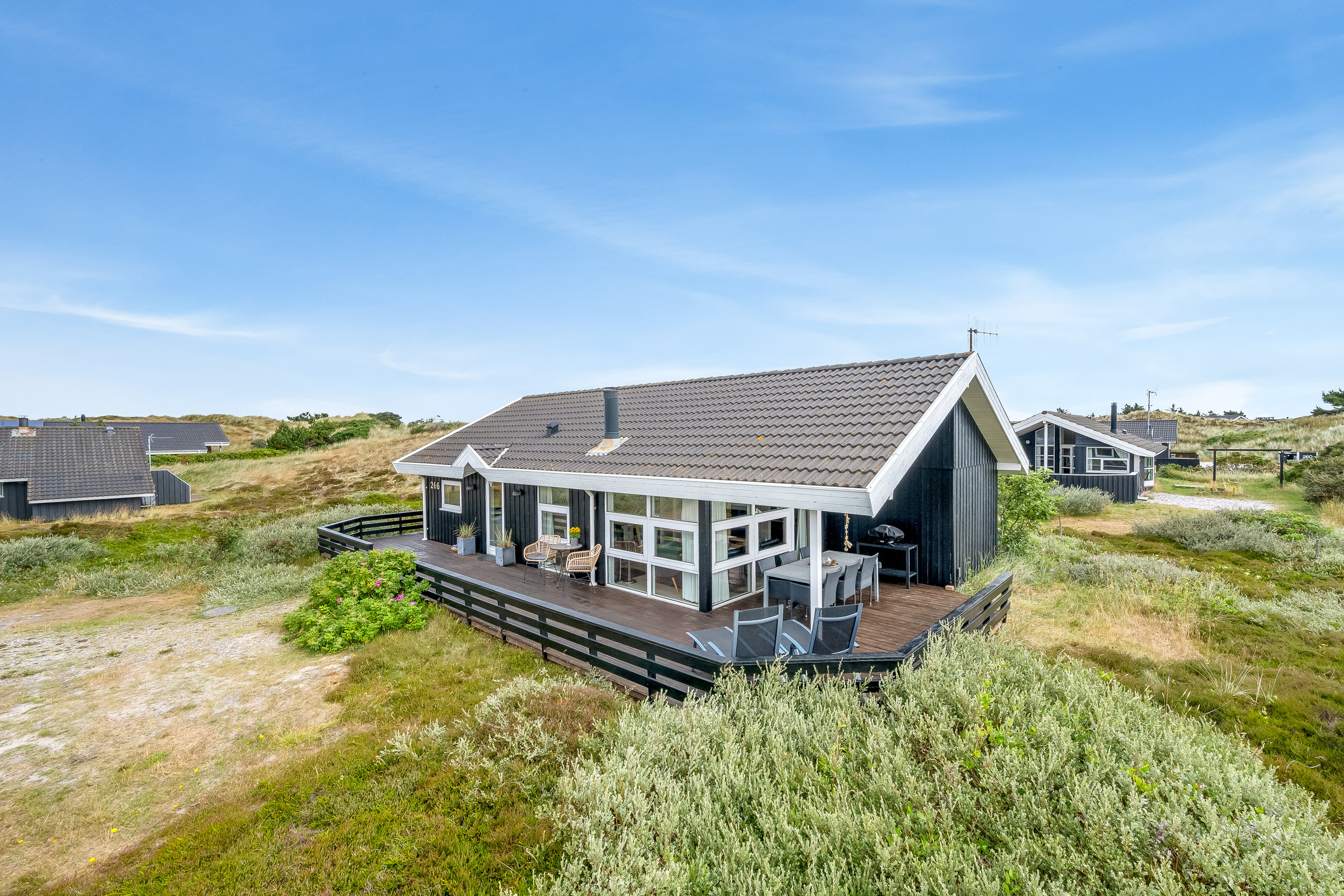 Fremhævet facade billede i fuldskærmstilstand. Billede af Bjerregårdsvej 266, Bjerregaard, 6960 Hvide Sande