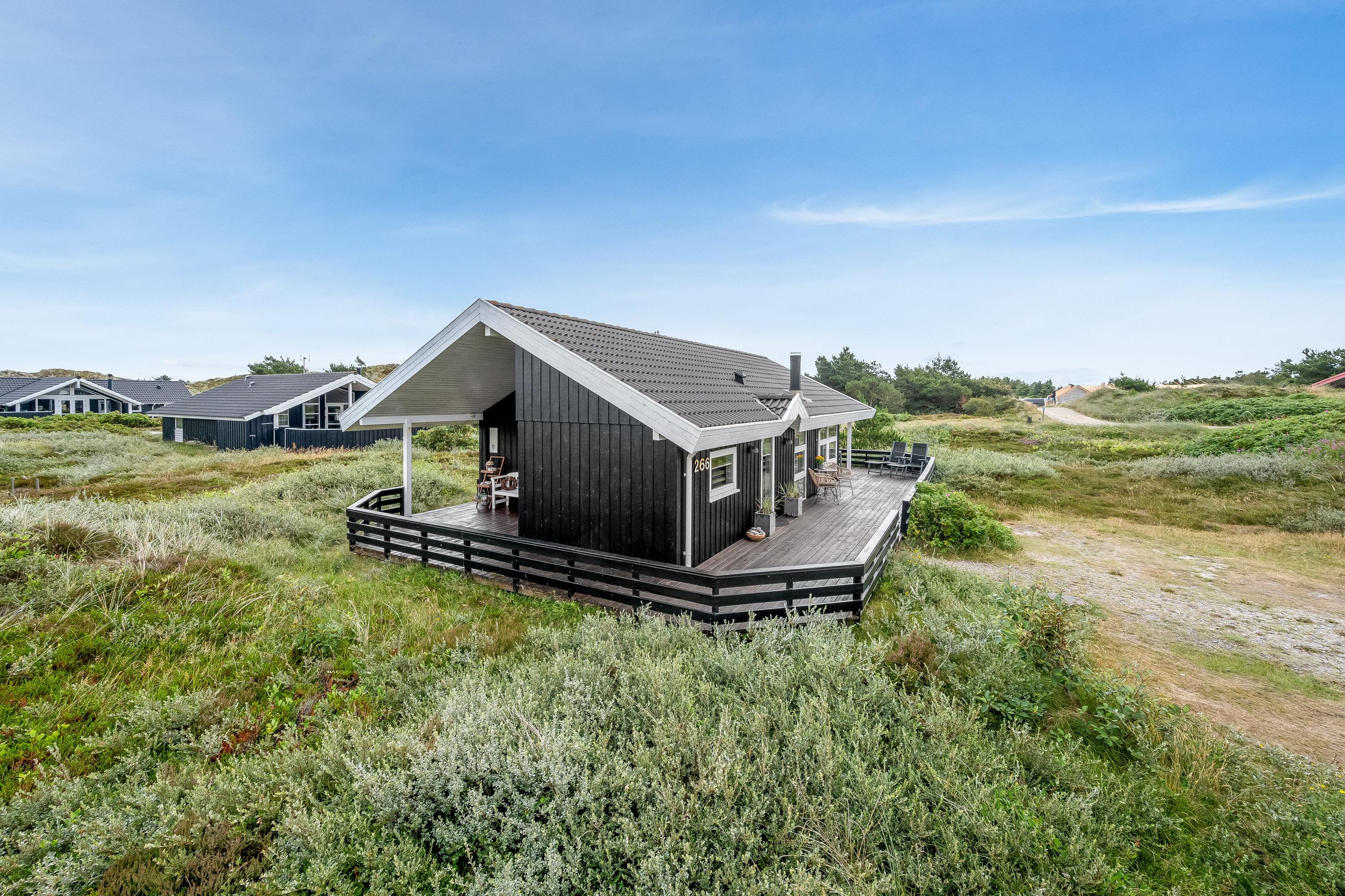 Fremhævet facade billede i fuldskærmstilstand. Billede af Bjerregårdsvej 266, Bjerregaard, 6960 Hvide Sande