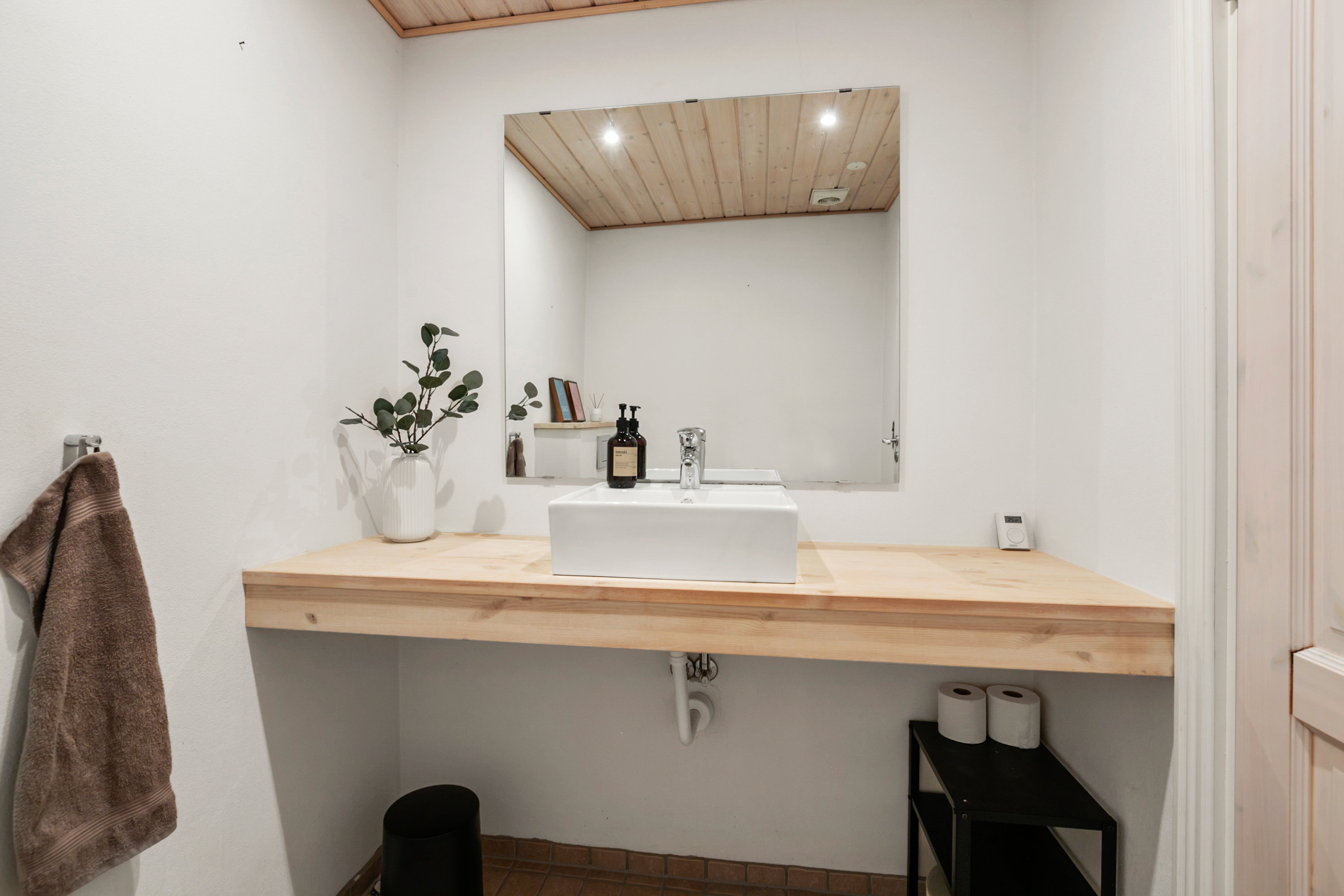 Fremhævet toilet billede i fuldskærmstilstand. Billede af Gl. Gislumvej 10, Stenildvad, 9600 Aars