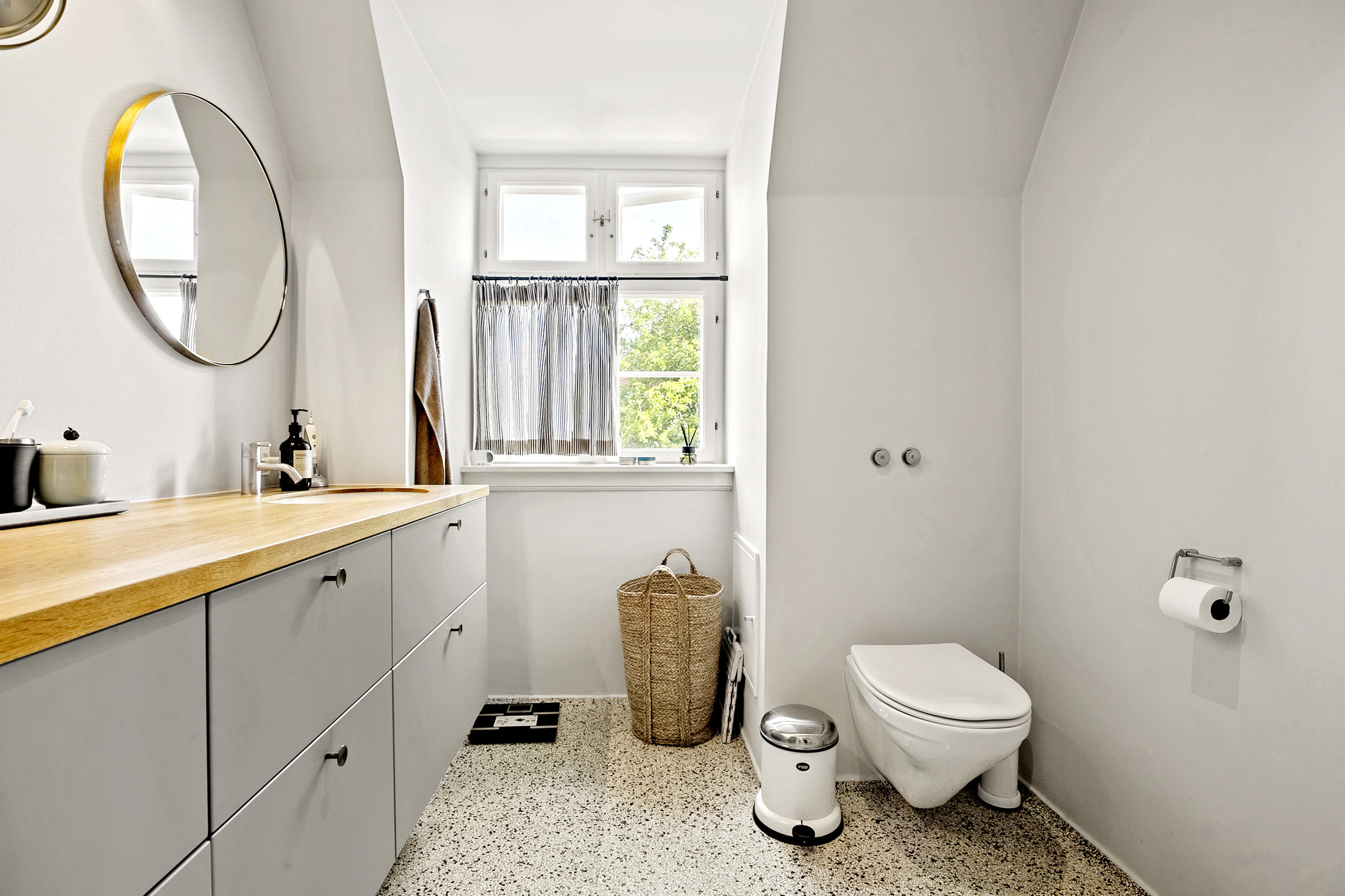 Fremhævet toilet billede i fuldskærmstilstand. Billede af 6.Julivej 61, 7000 Fredericia