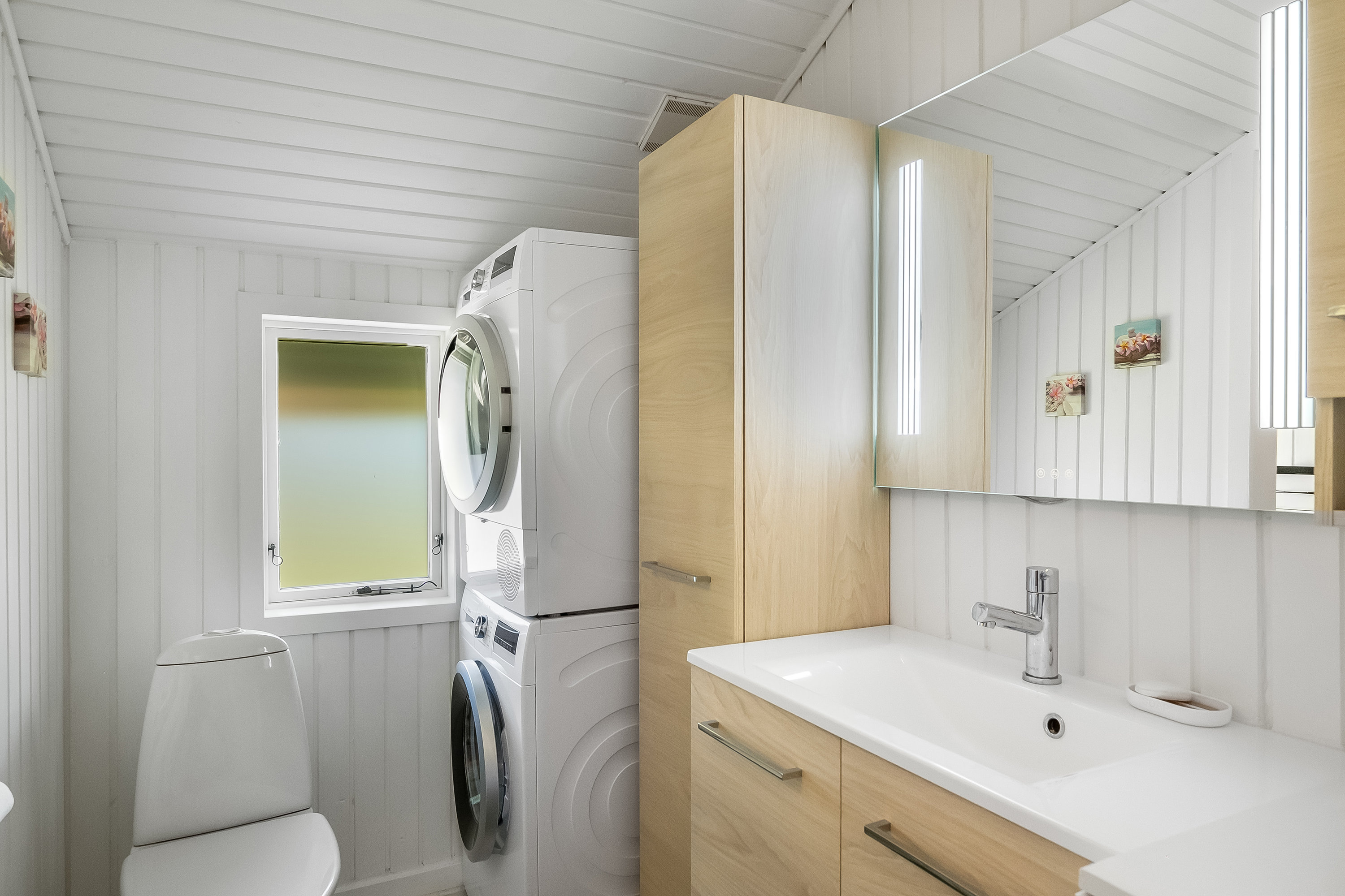 Fremhævet toilet billede i fuldskærmstilstand. Billede af Horsfold 174, Bork Havn, 6893 Hemmet