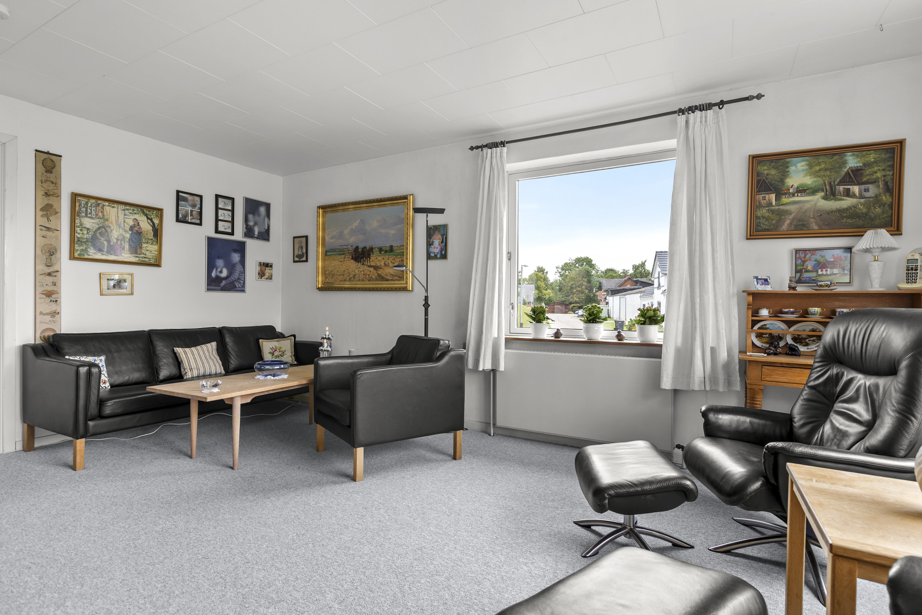 Fremhævet stue billede i fuldskærmstilstand. Billede af Sværdsholtevej 7, Vedde, 4295 Stenlille