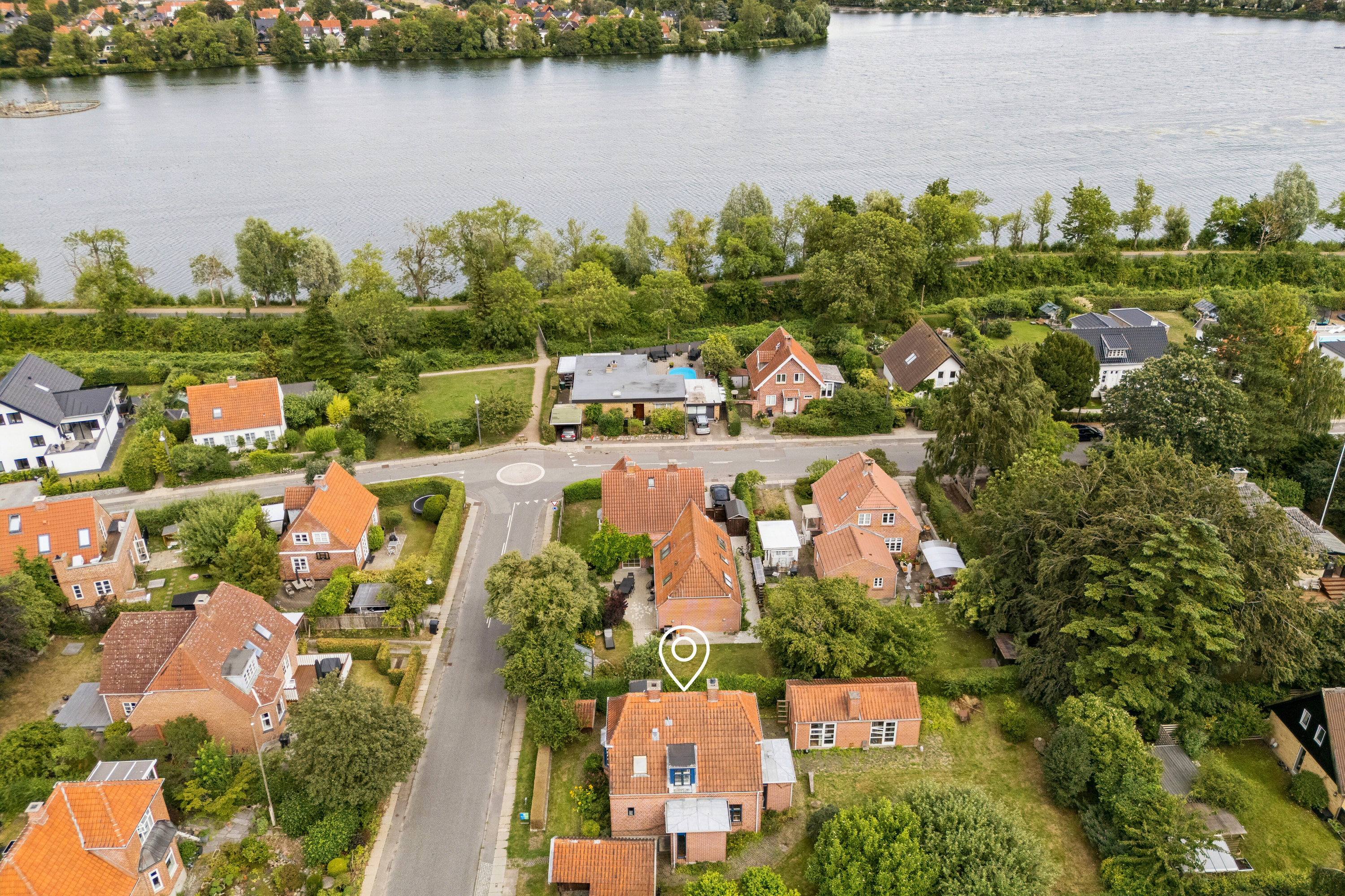 Fremhævet set fra vejen billede i fuldskærmstilstand. Billede af Rønneholmsvej 52, 2610 Rødovre