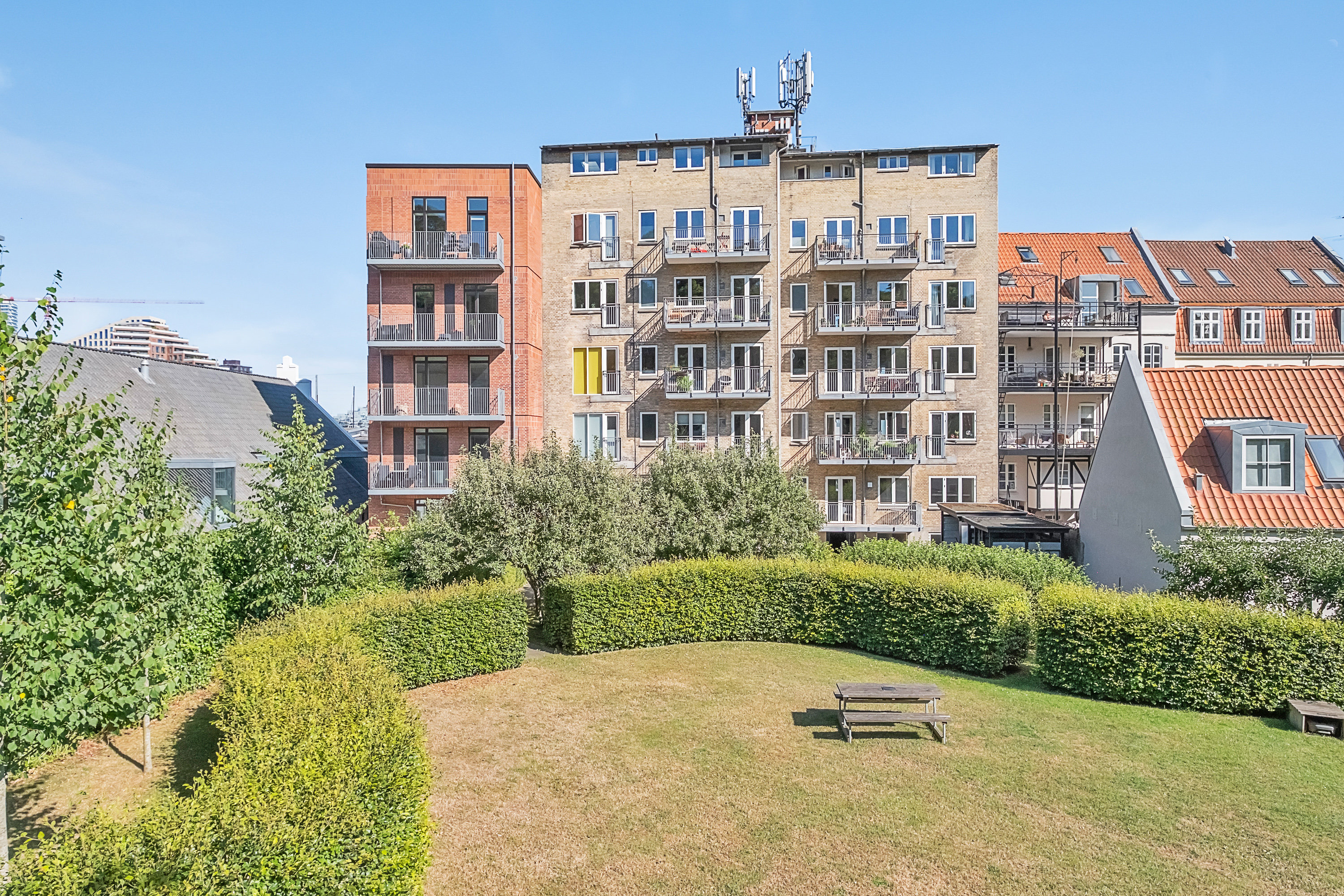 Fremhævet bag facade billede i fuldskærmstilstand. Billede af Skovvejen 9, 5. th., 8000 Aarhus C