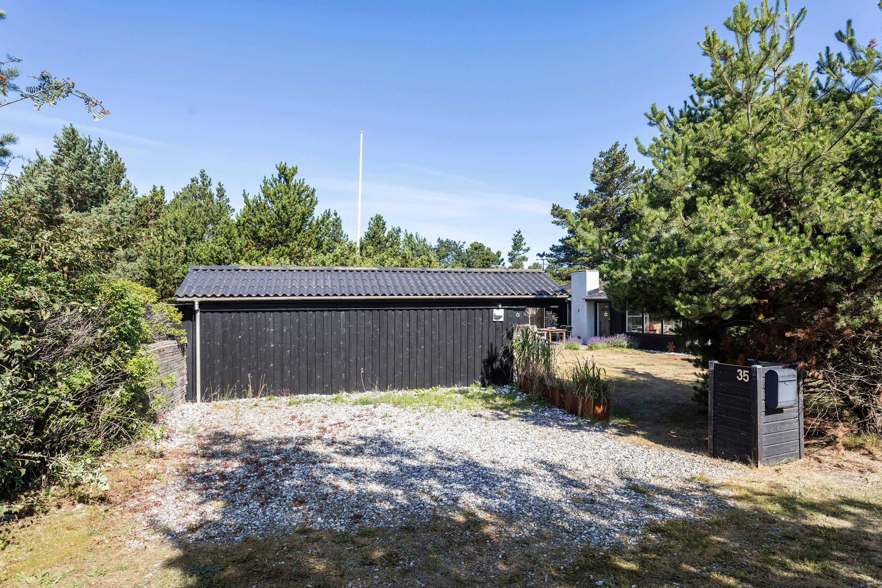 Fremhævet facade billede i fuldskærmstilstand. Billede af Rugholm 35, 9970 Strandby