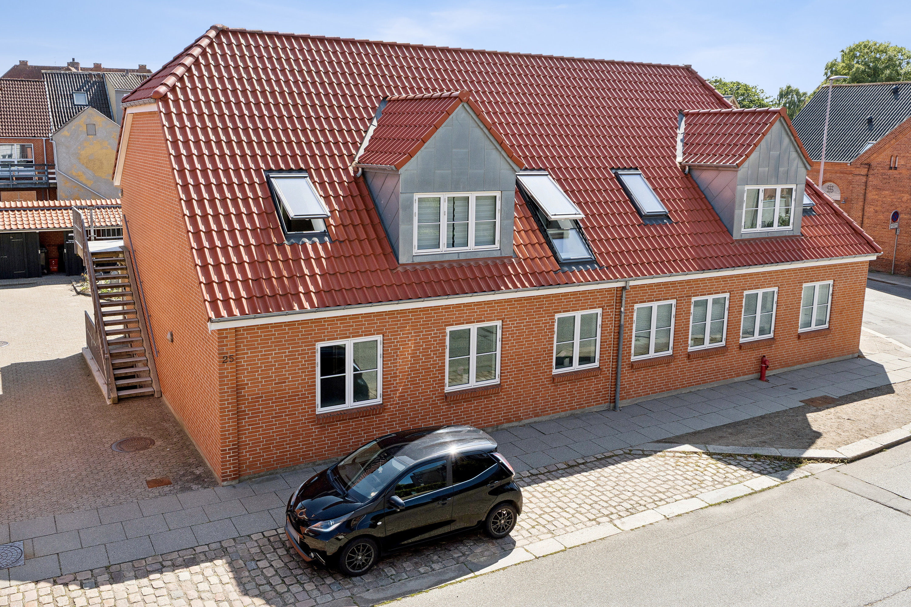 Fremhævet set fra vejen billede i fuldskærmstilstand. Billede af Dronningensgade 25A, 9800 Hjørring