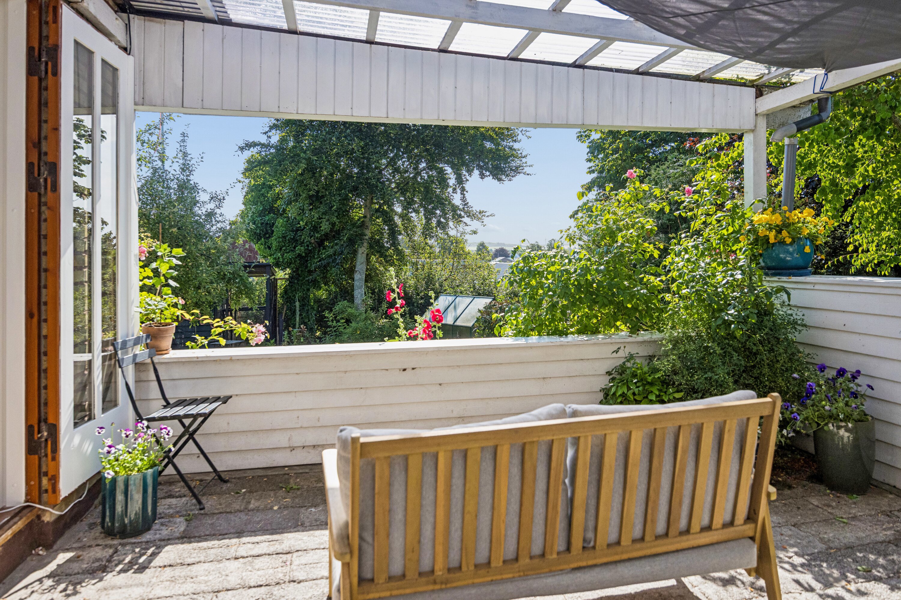 Fremhævet terrasse billede i fuldskærmstilstand. Billede af Gærdesangervej 8, 9230 Svenstrup J