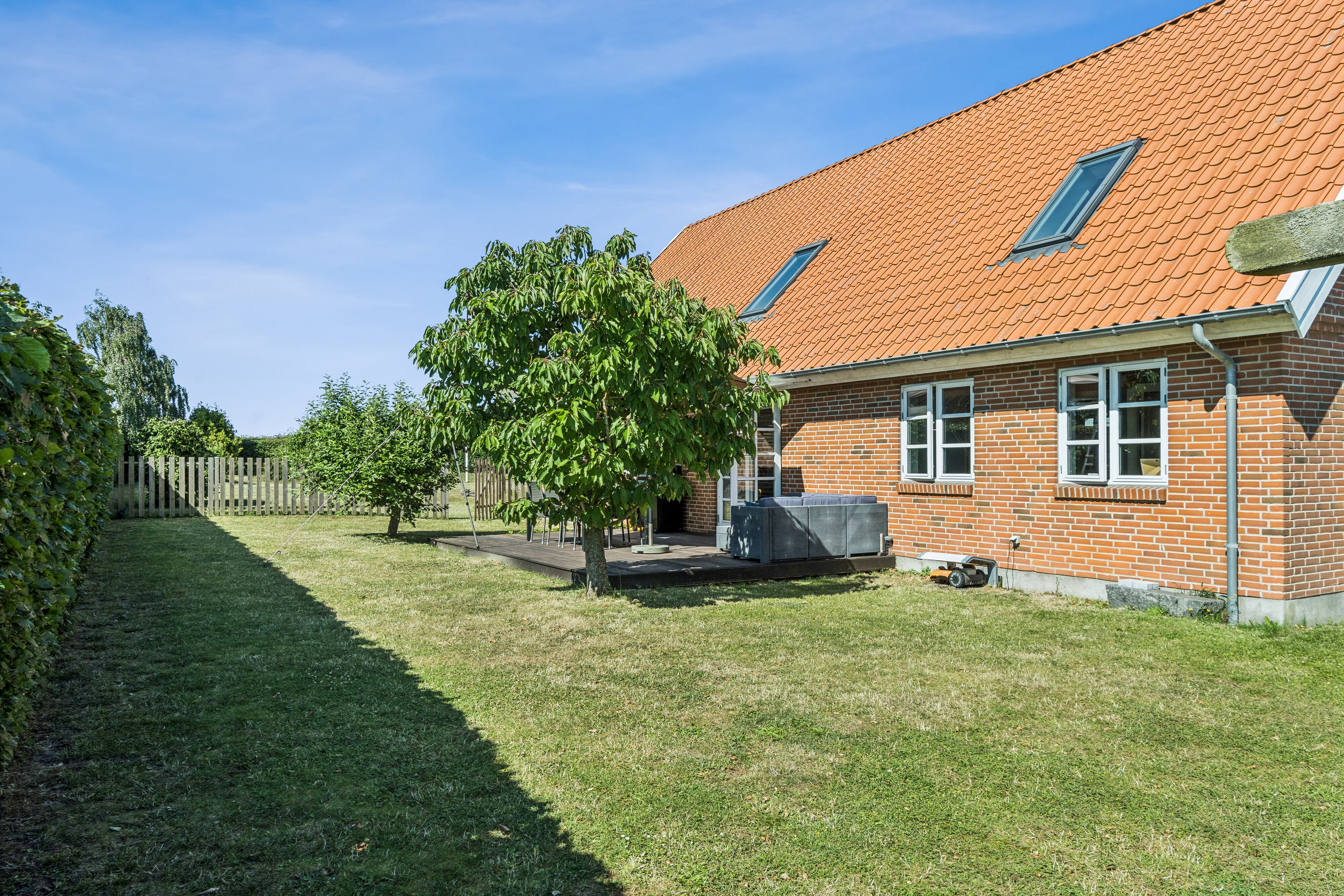 Fremhævet set fra haven billede i fuldskærmstilstand. Billede af Mosevænget 20, 4242 Boeslunde