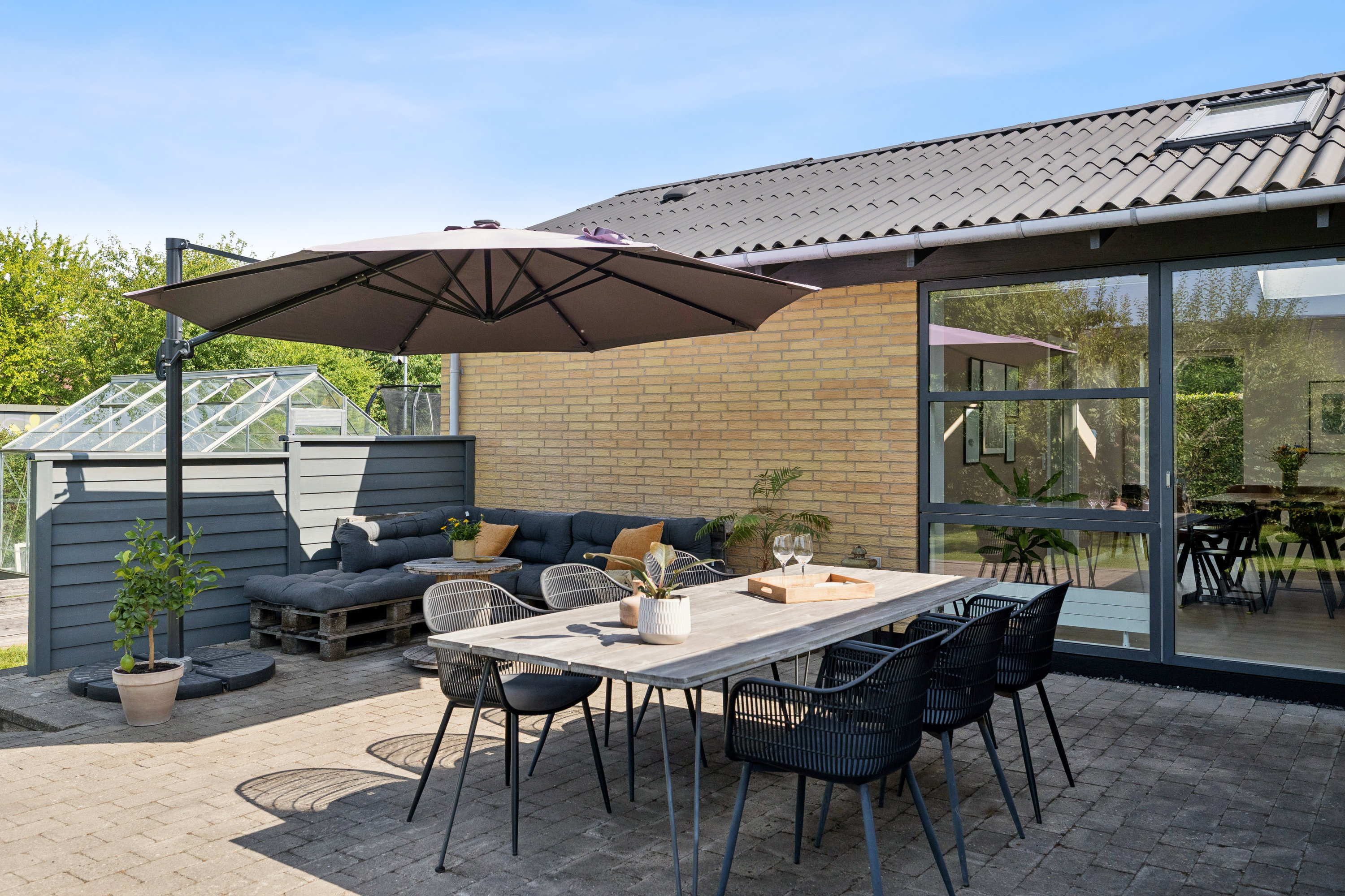 Fremhævet terrasse billede i fuldskærmstilstand. Billede af Solsortevej 14, 8660 Skanderborg