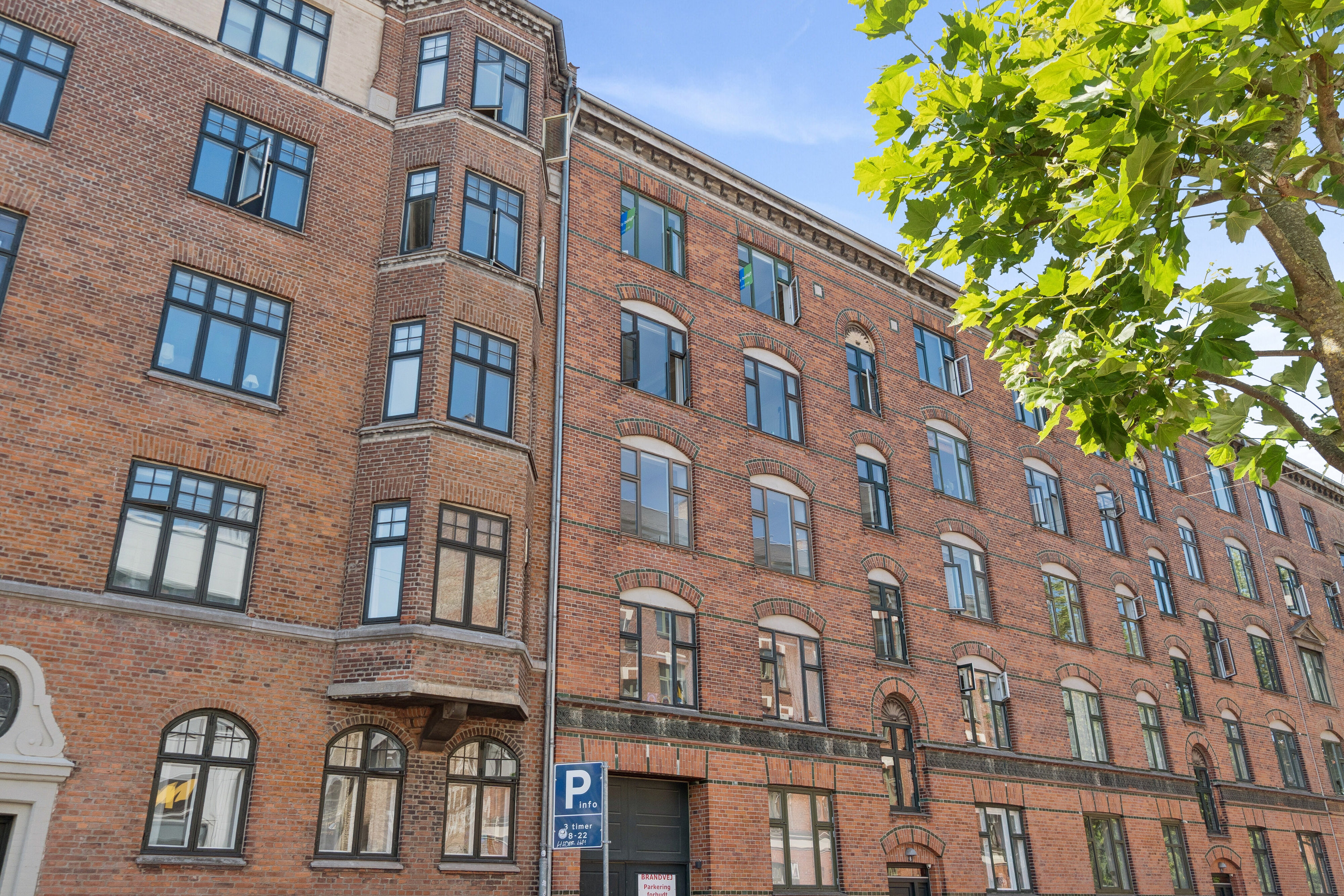 Fremhævet facade billede i fuldskærmstilstand. Billede af Lyneborggade 6, 4. tv., 2300 København S