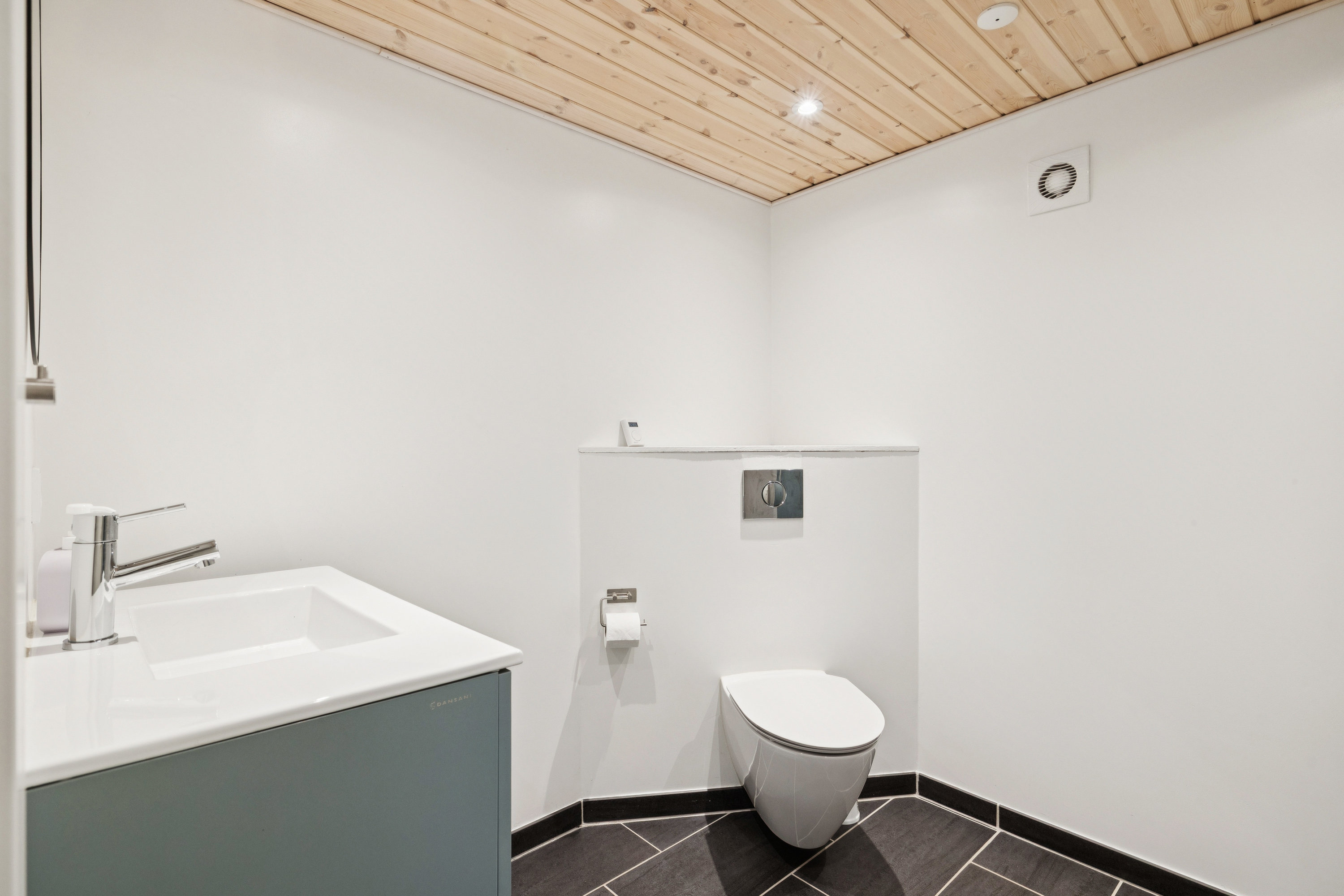 Fremhævet toilet billede i fuldskærmstilstand. Billede af Hovedvejen 18, 9632 Møldrup